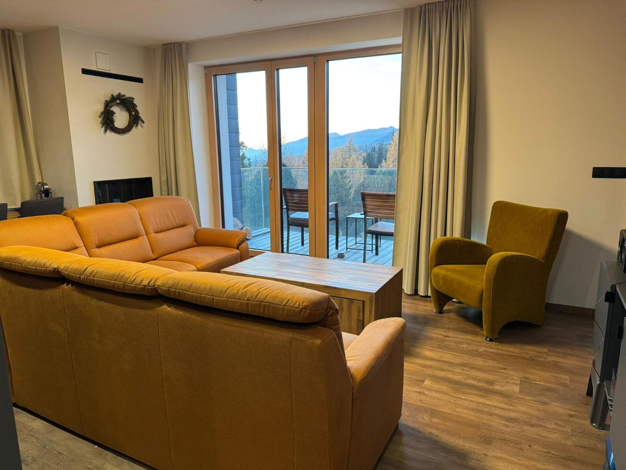 One-Bedroom Apartment with Balcony and Mountain View   photo 3