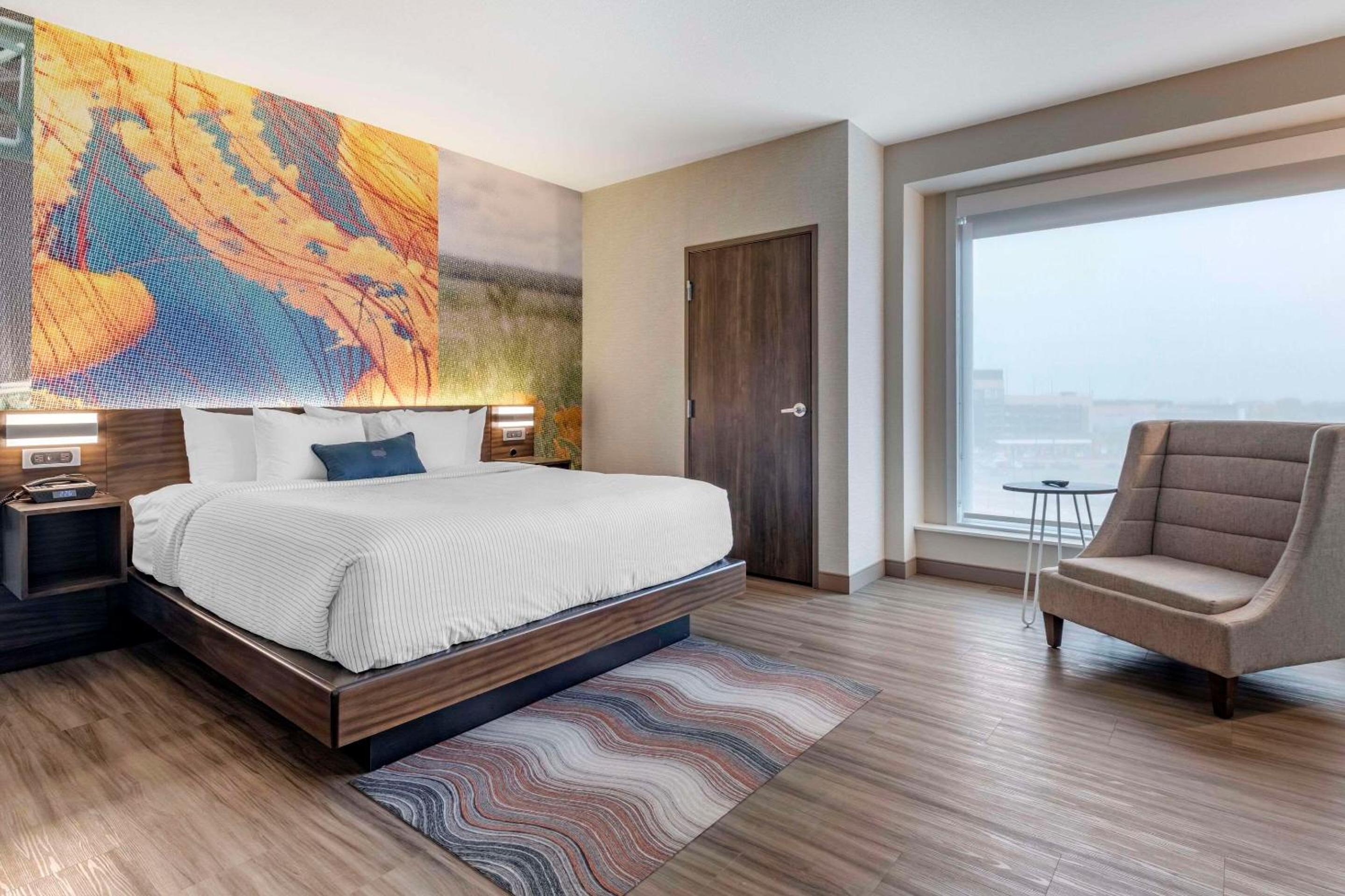 One-Bedroom King Suite - Non-Smoking - Photo 5