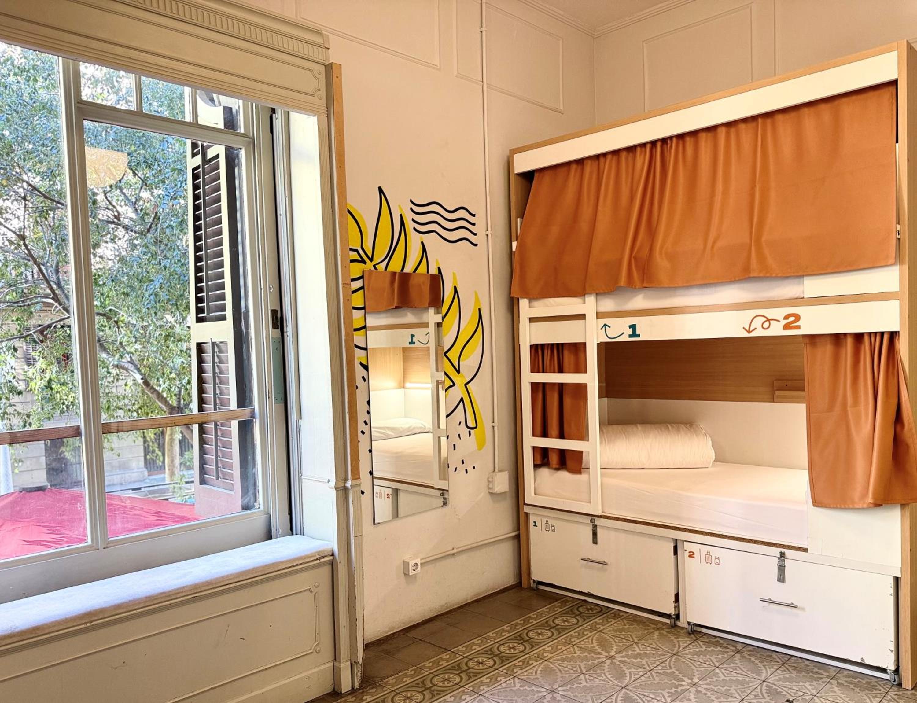 Cama en habitación compartida femenina de 10 camas