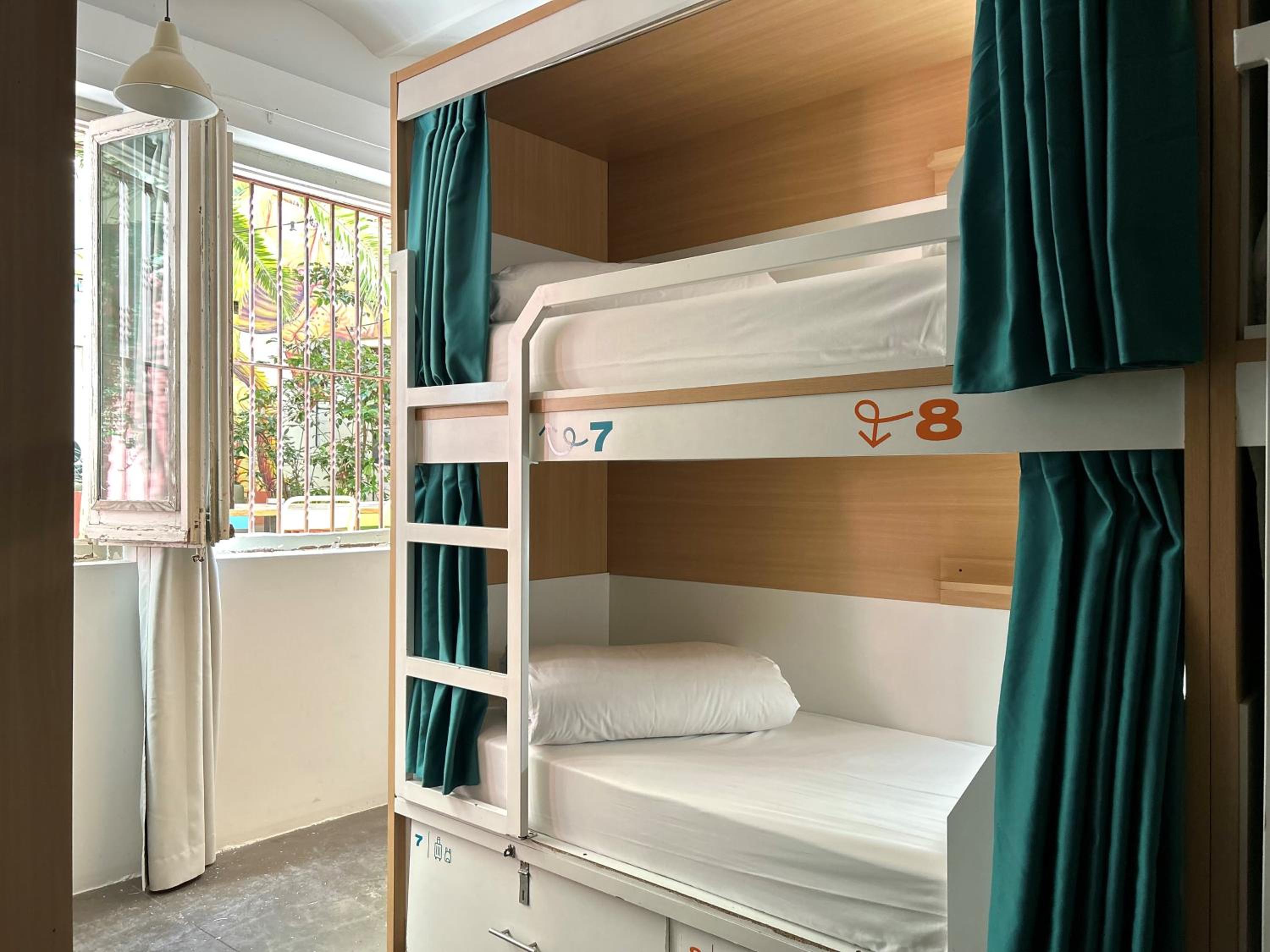 Cama en Dormitorio Mixto de 10 Camas