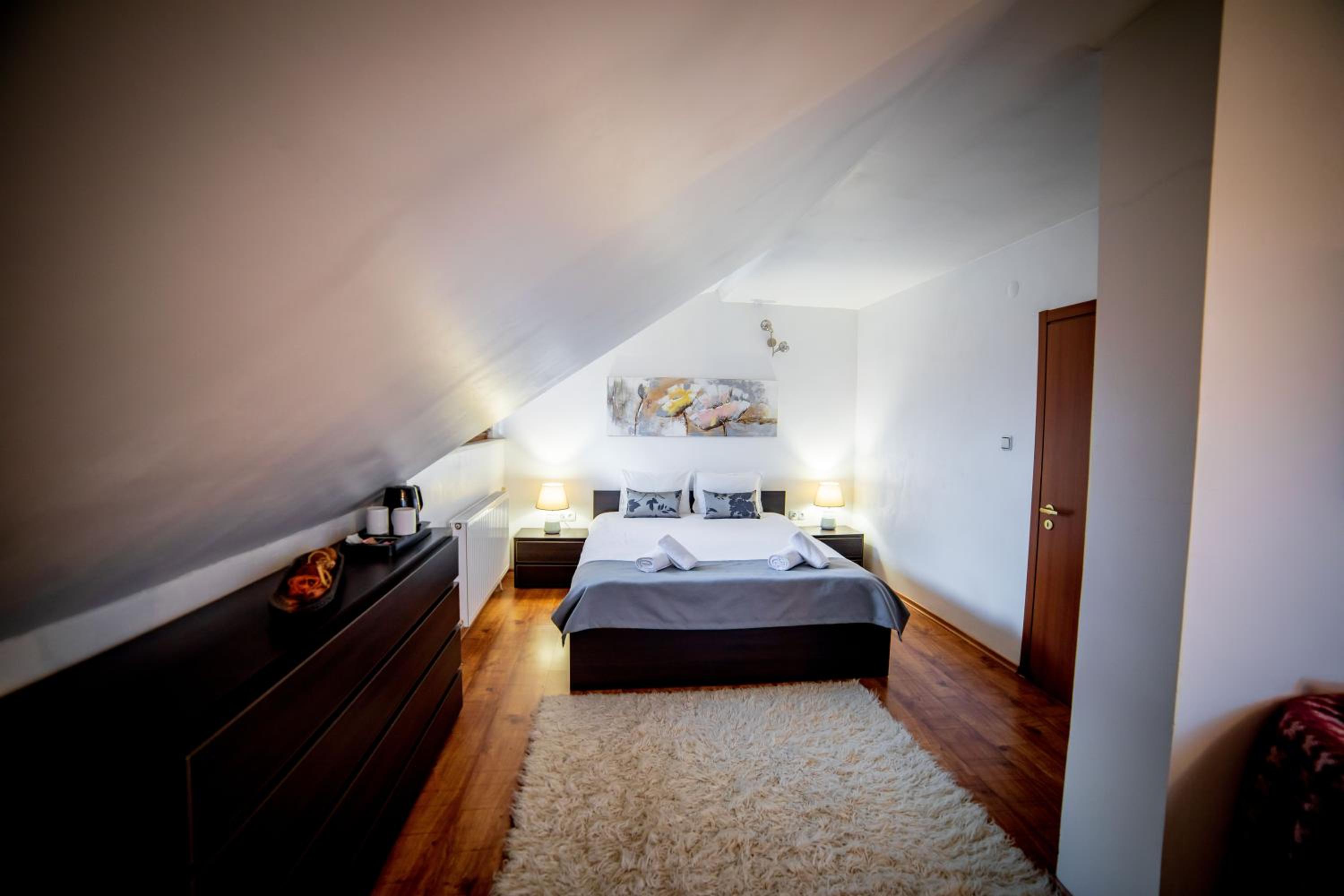 Apartment with Mountain View