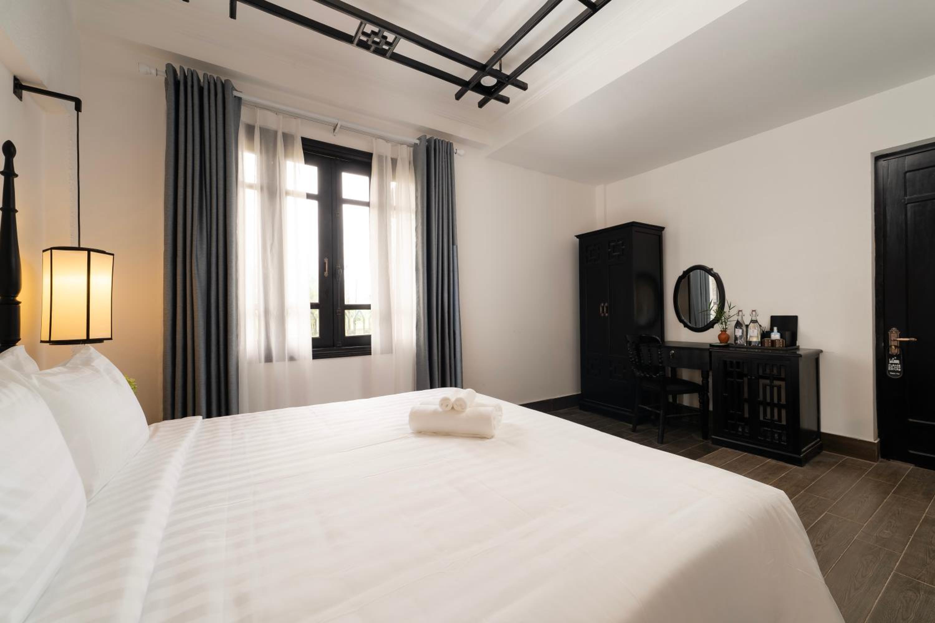 Deluxe King Room - Photo 2
