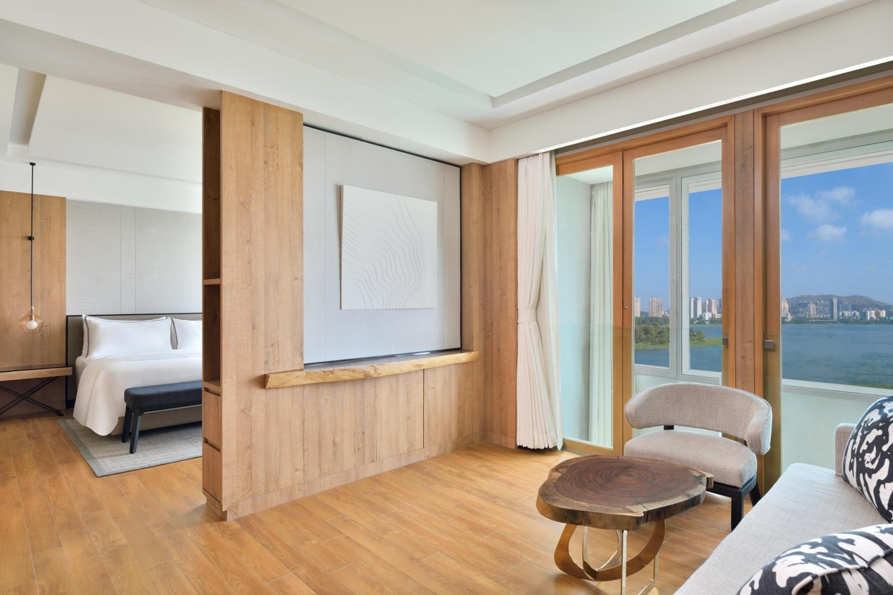 Westin Suite, 1 Bedroom Suite, 1 King, Lake view - Photo 1