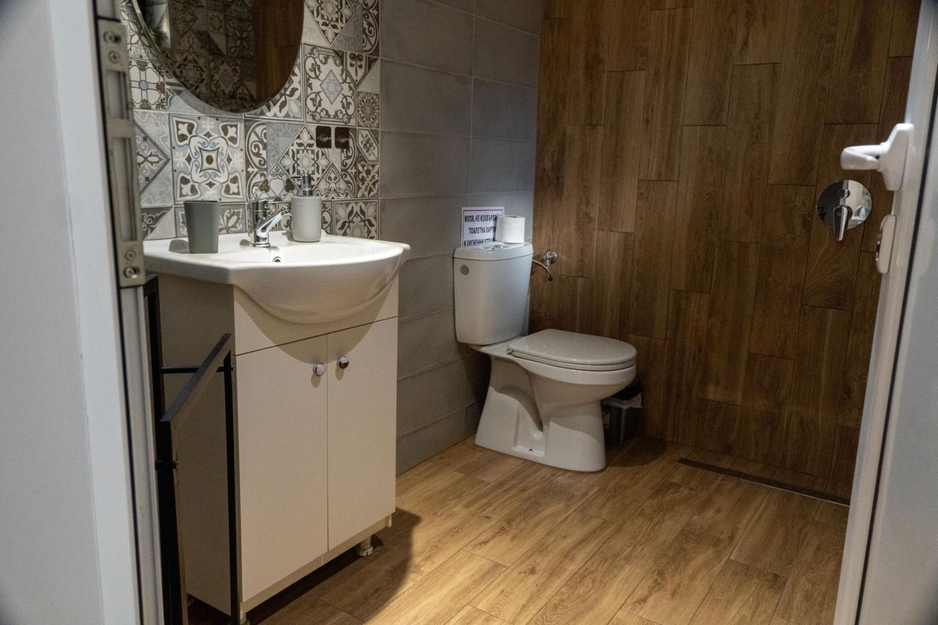 Deluxe Double Room with Shower - Photo 5