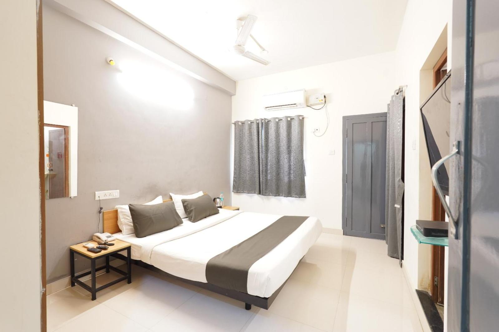Deluxe Double Room with Balcony - Photo 1