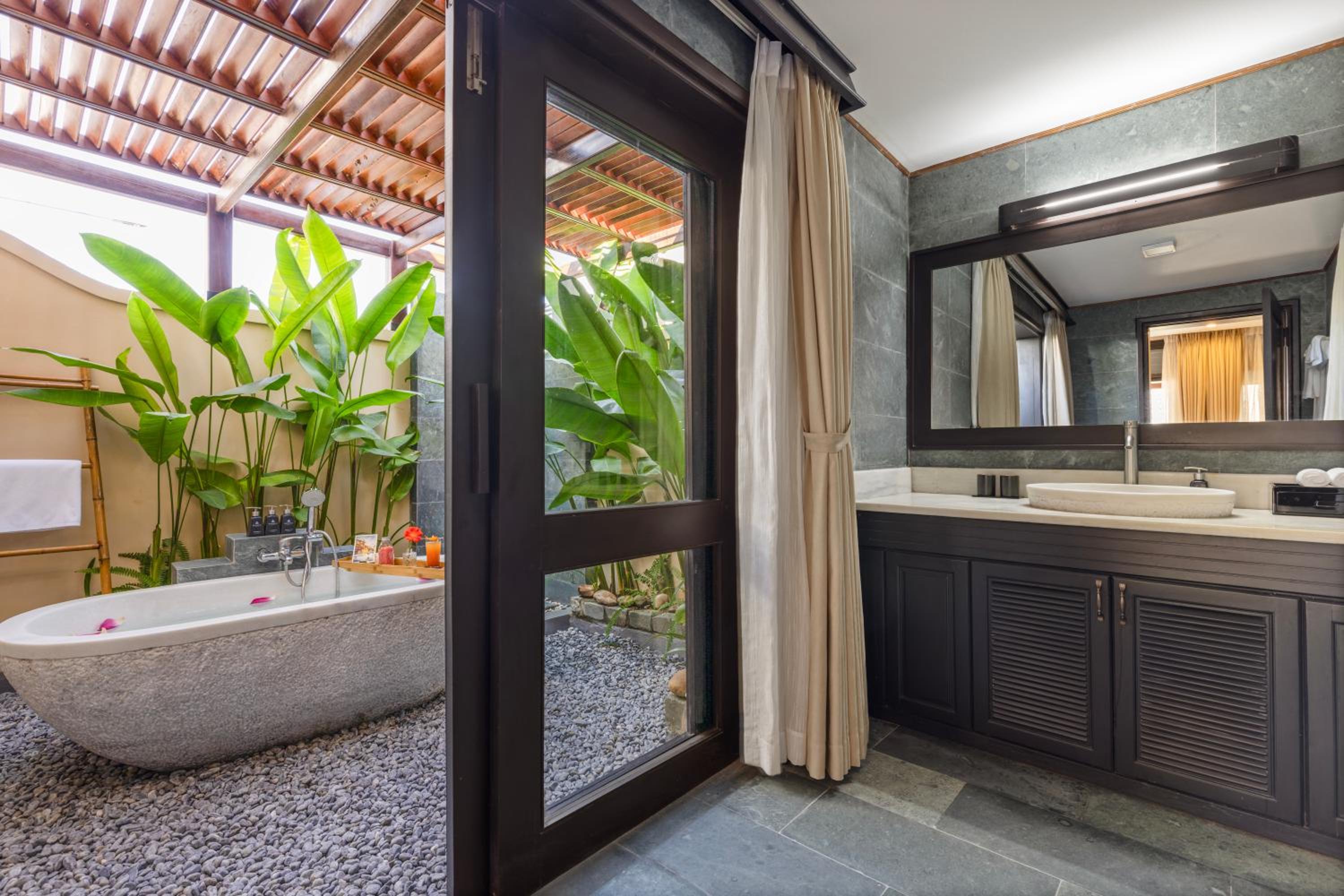 Executive Suite with Balcony - Photo 5