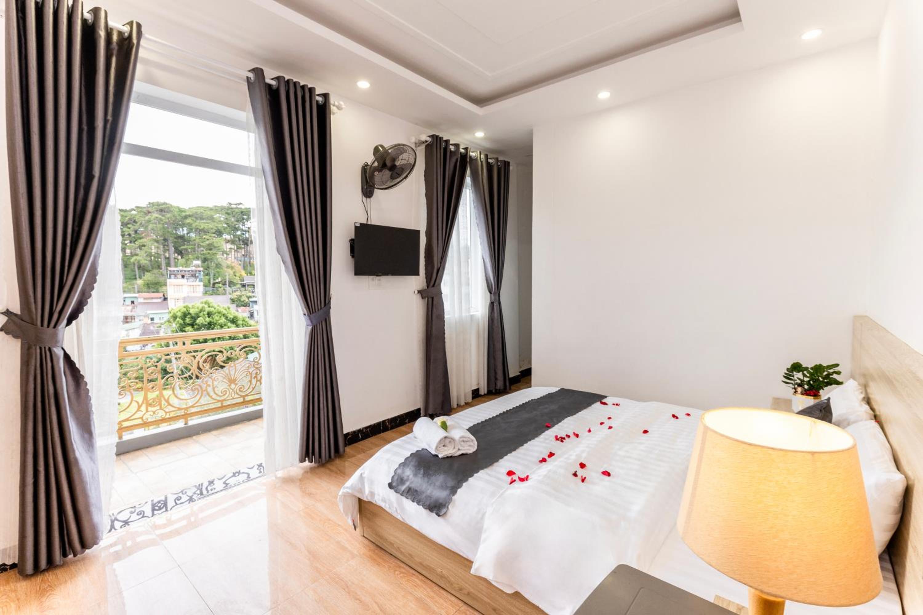 Deluxe Double Room with Balcony photo 1