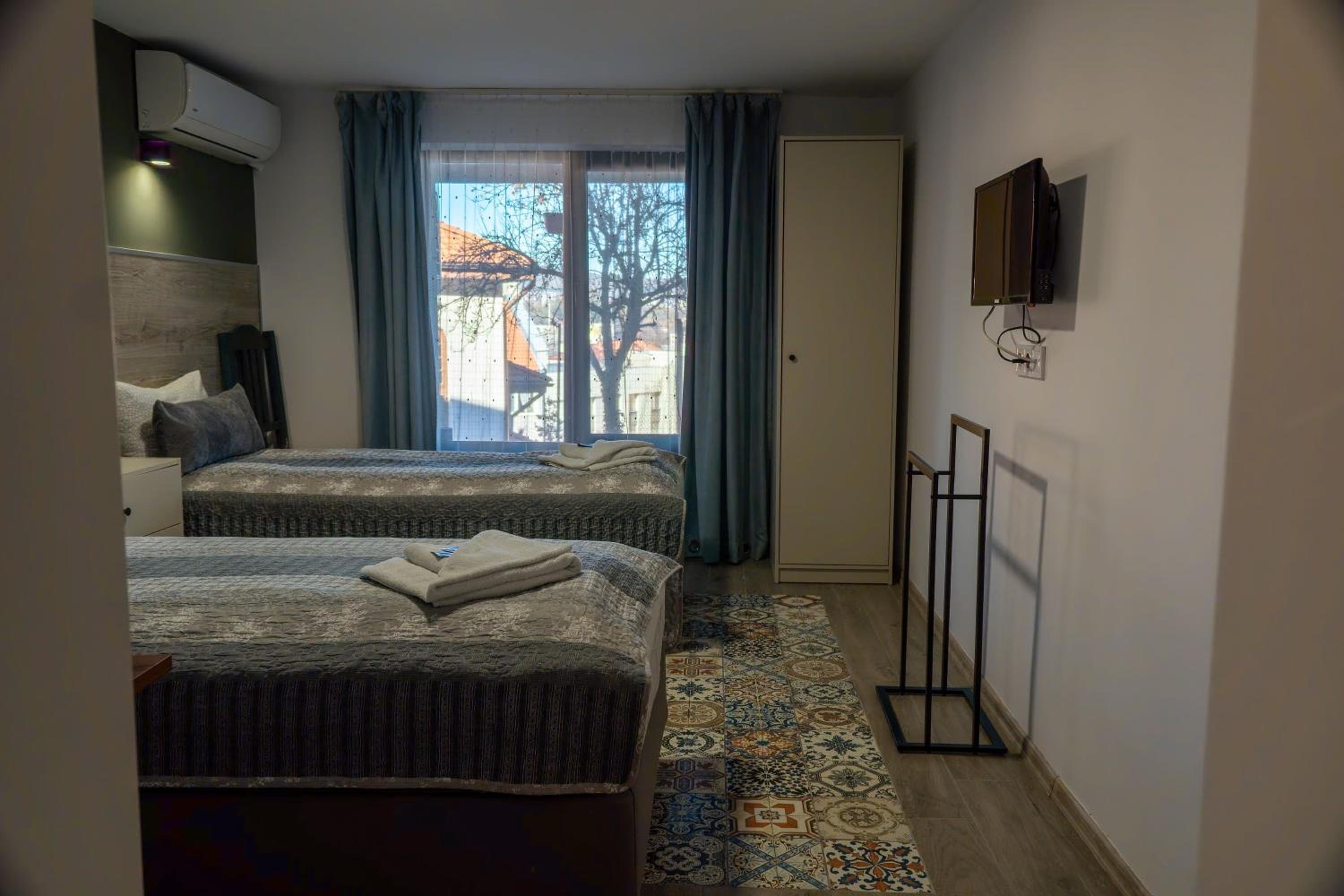 Deluxe Double Room with Shower - Photo 11