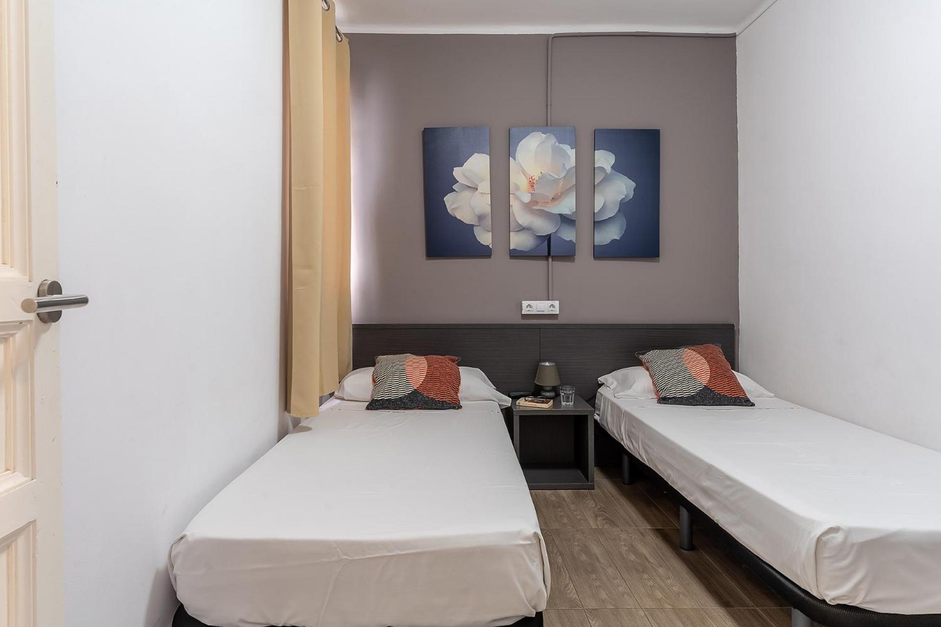 Three-Bedroom Apartment (Exterior-facing) photo 3
