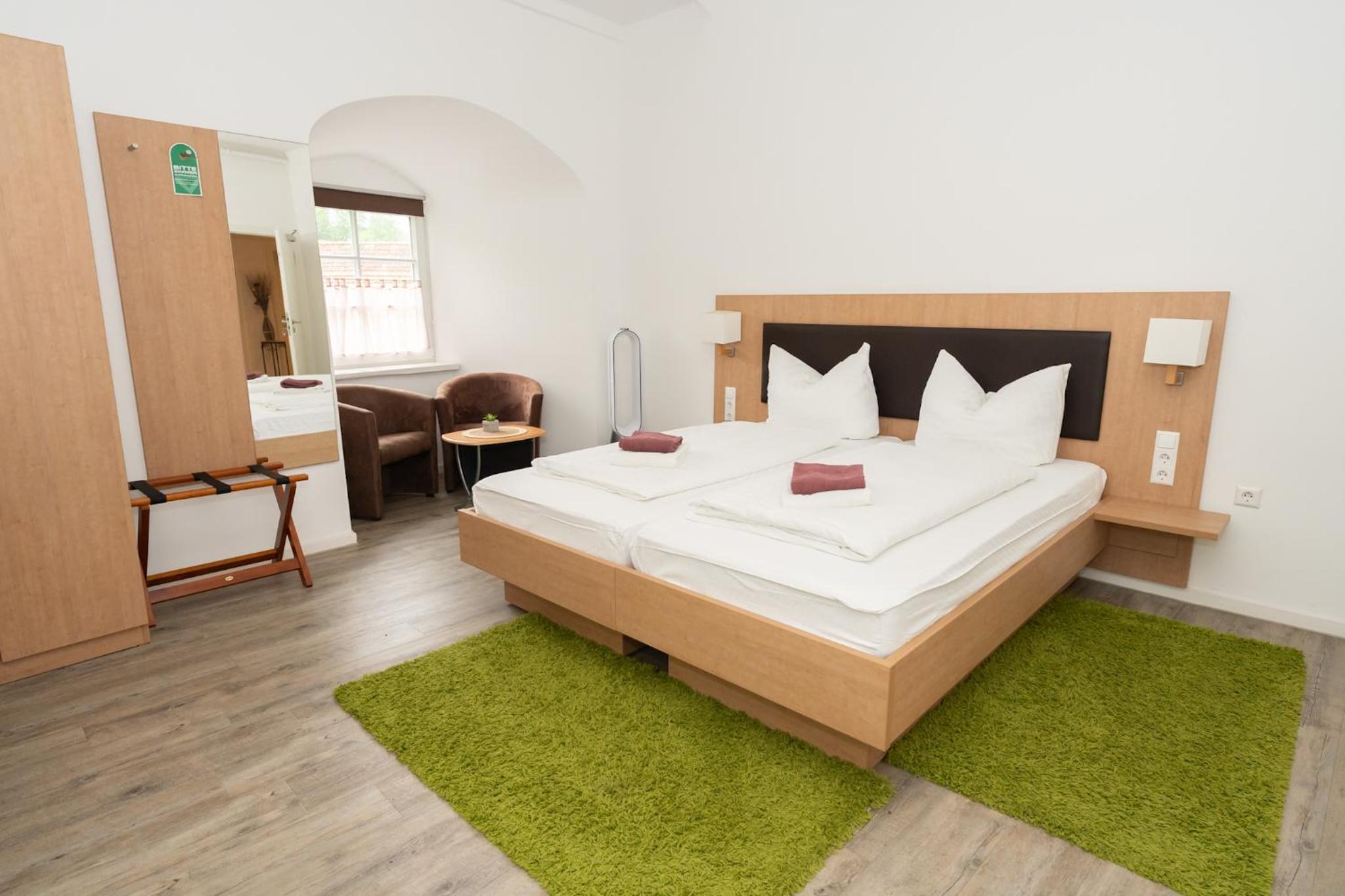 Economy Zimmer (mit Etagen-Dusche/WC) photo 2