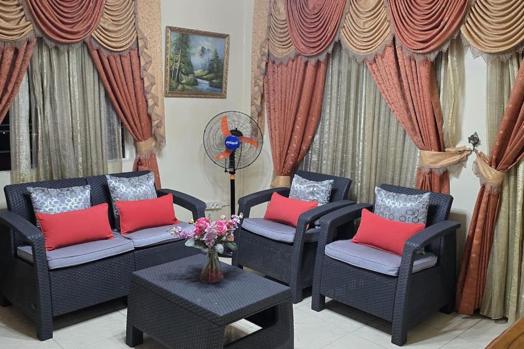 Five-Bedroom House photo 1