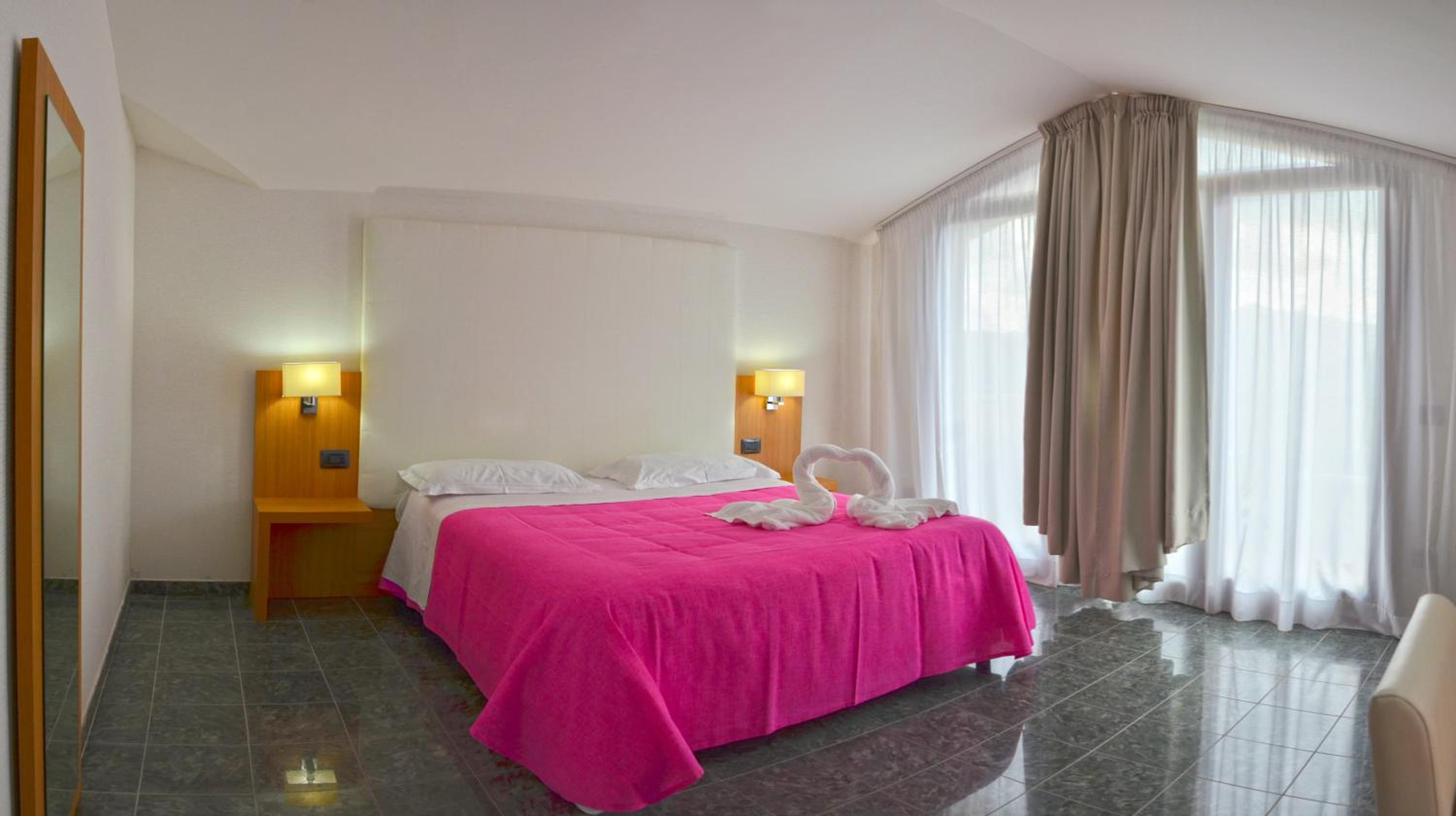 Deluxe Double Room with Balcony - Photo 2