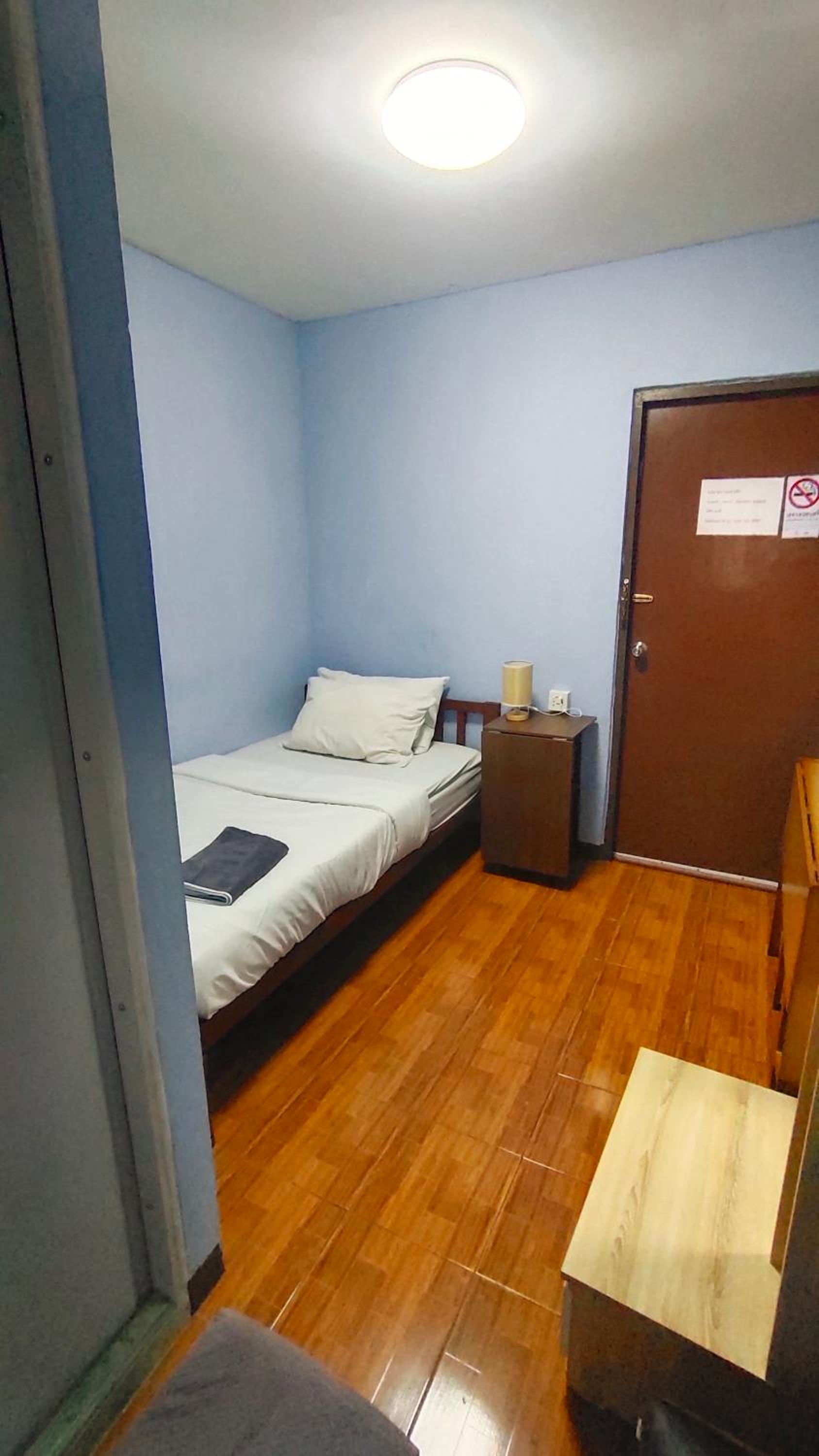 1 Person Single Bedroom with Private Bathroom photo 1
