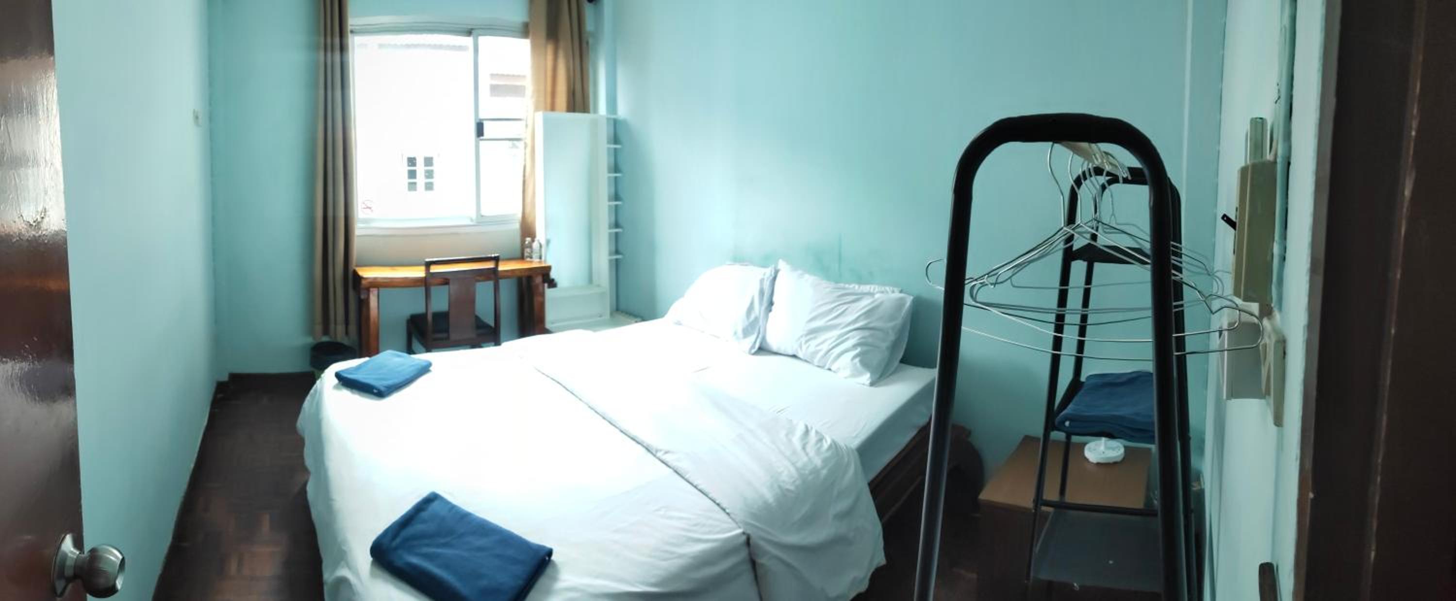 Queen Room with Shared Bathroom photo 1