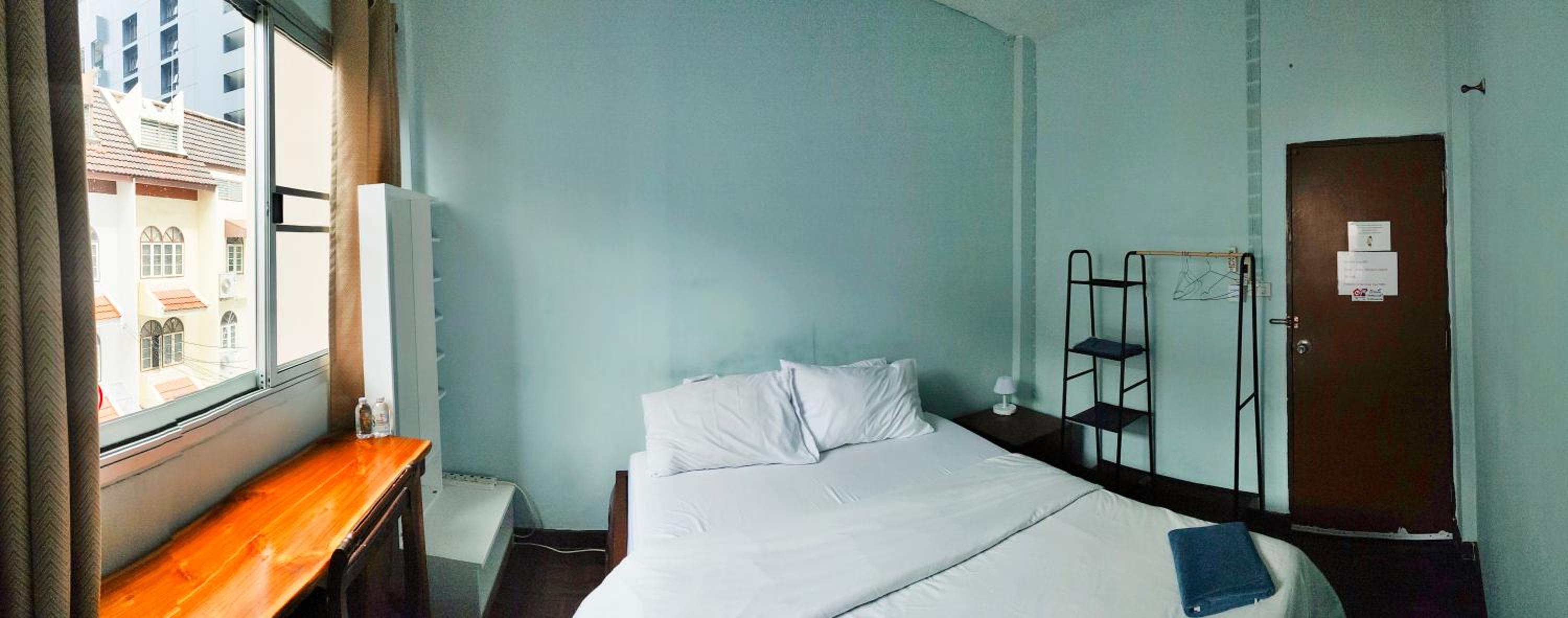 Queen Room with Shared Bathroom photo 2