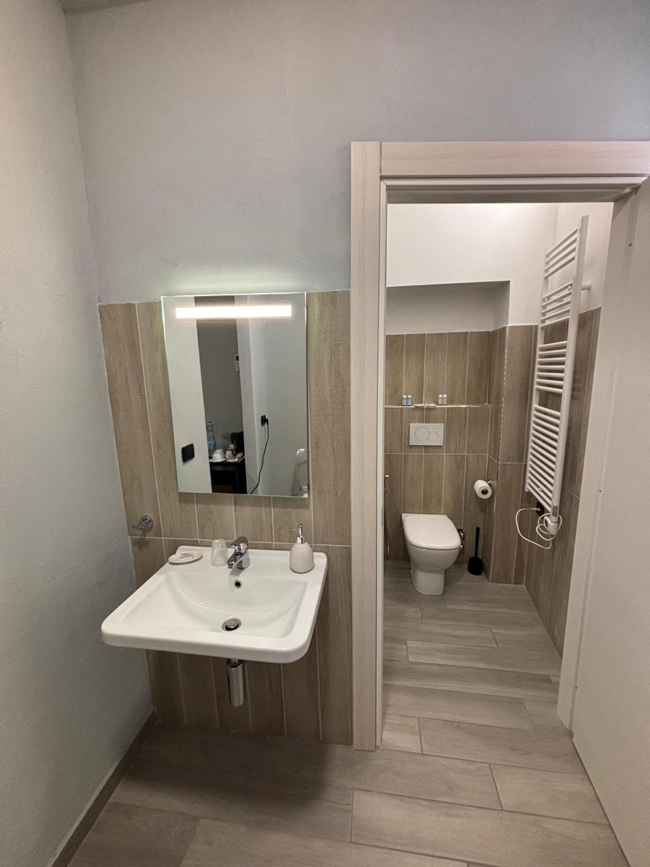 Standard Double Room - Photo 6