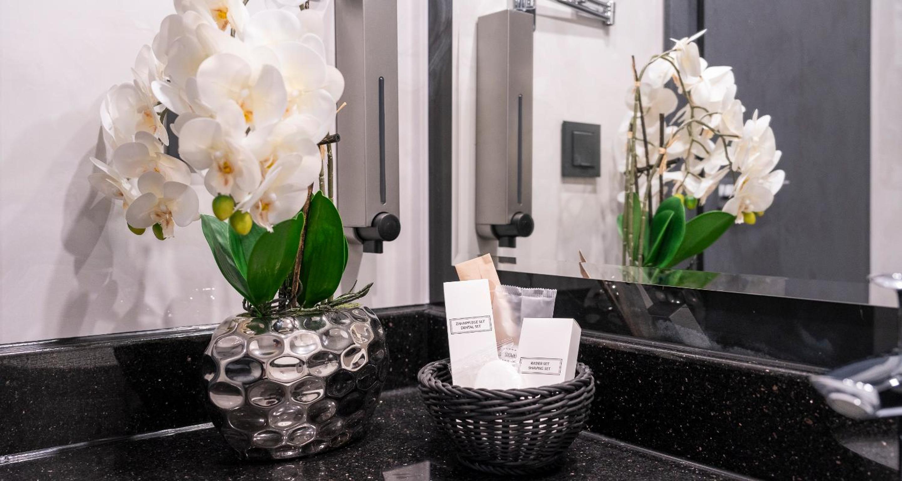 Deluxe Double Room with Garden View - Photo 5