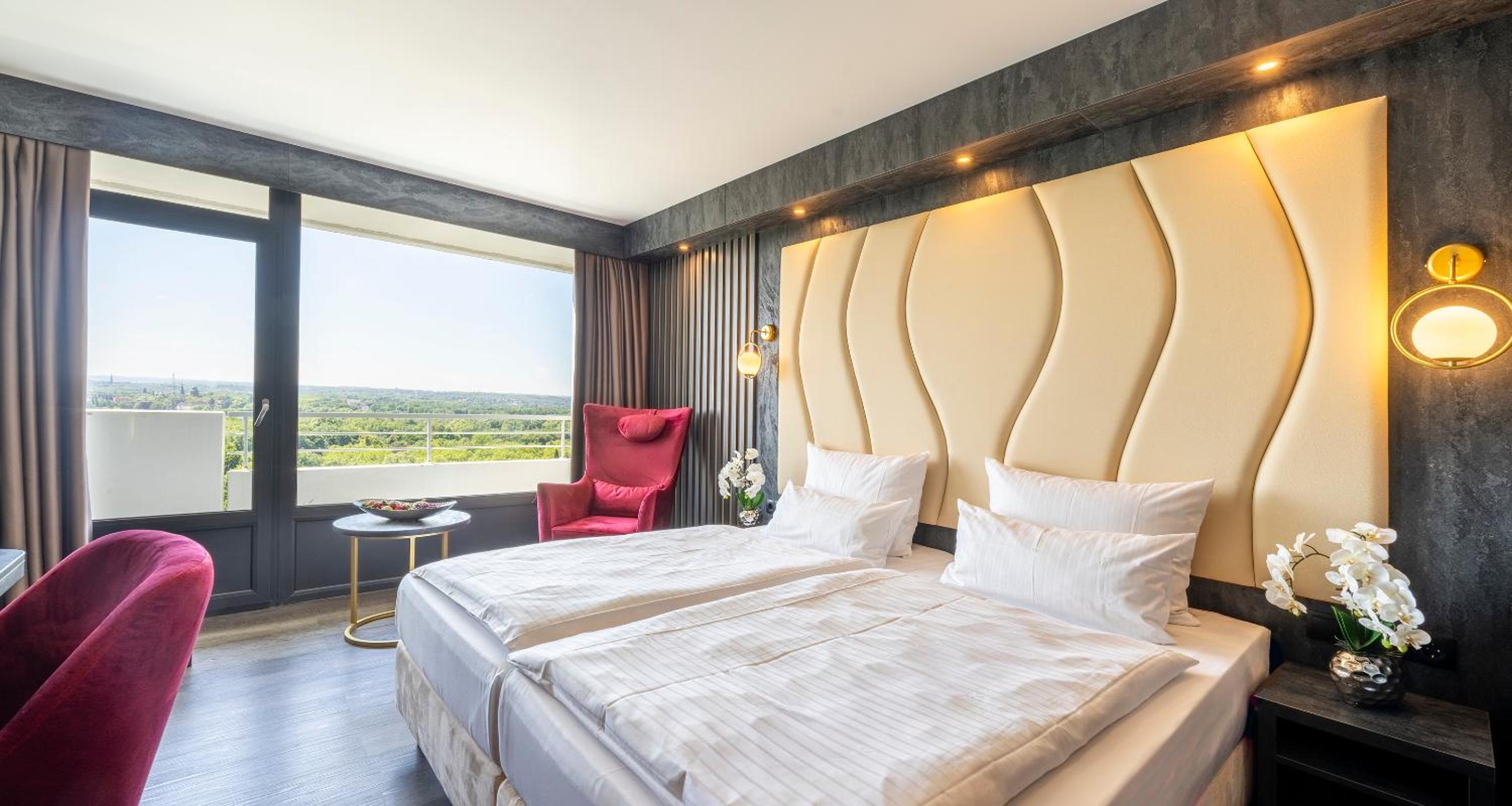 Deluxe Double Room with Garden View - Photo 9