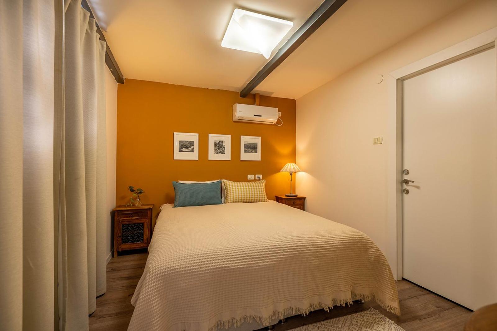Six-Bedroom House photo 2