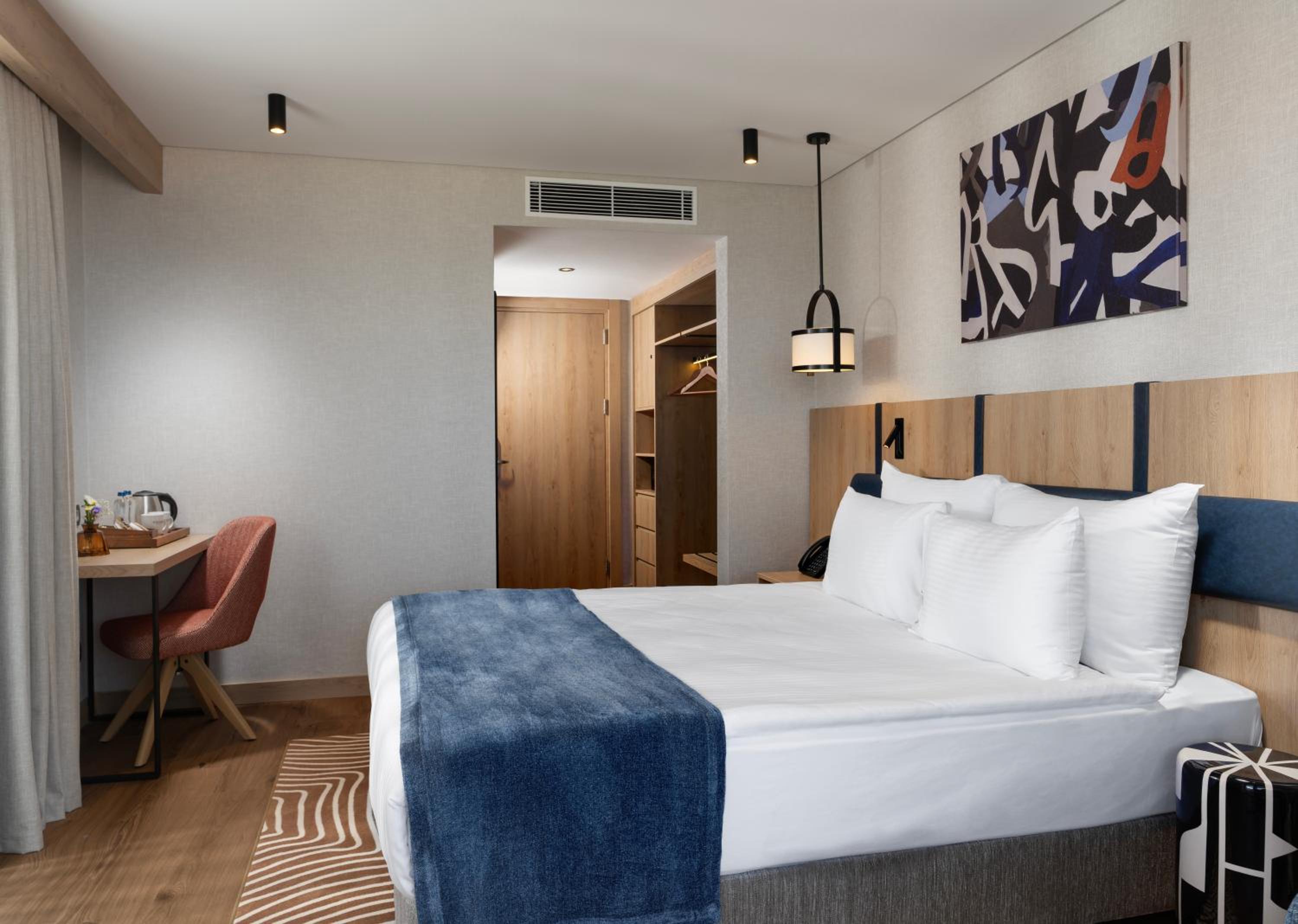 Trendy Room with Queen Size Bed photo 2