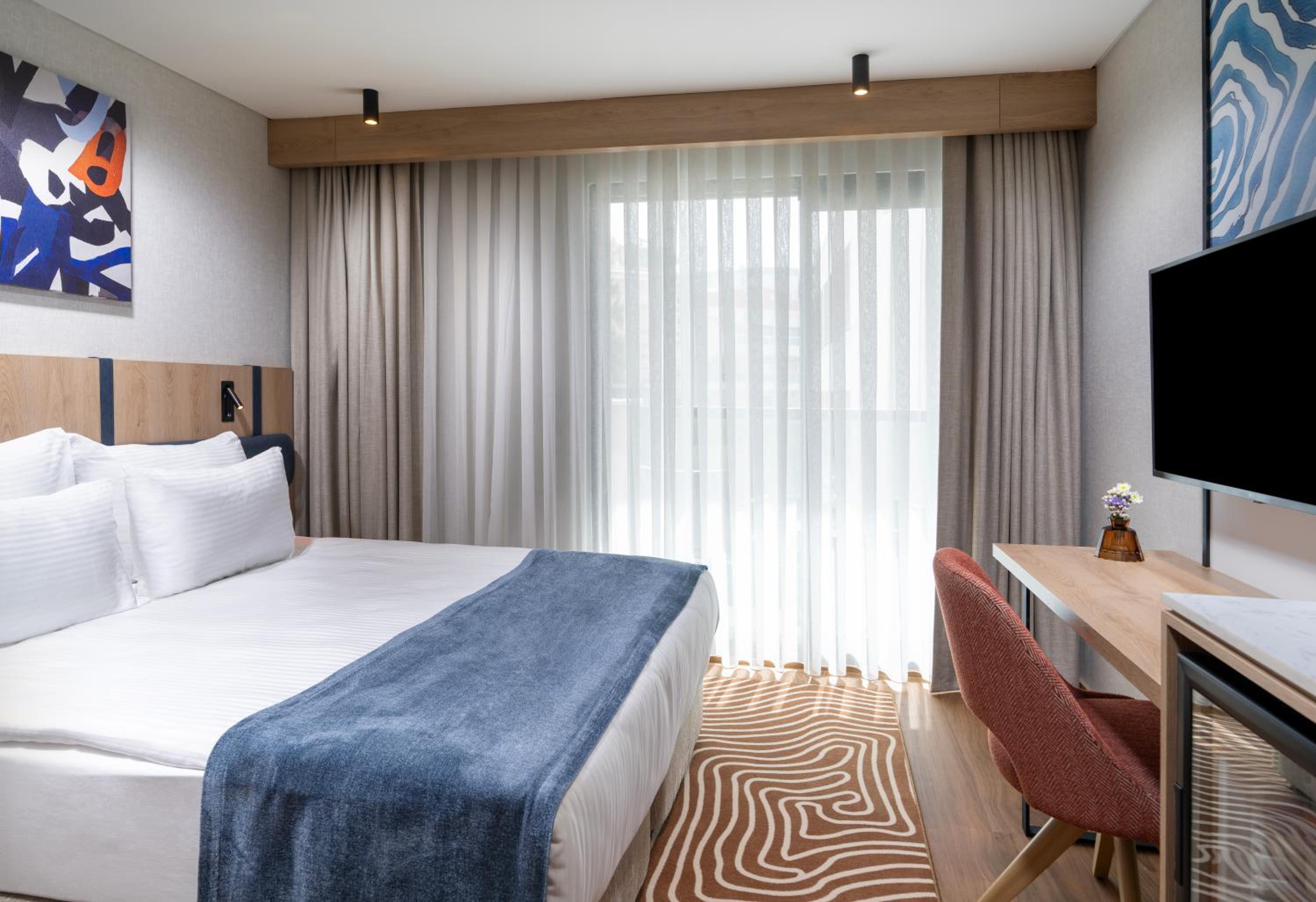 Trendy Room with Queen Size Bed photo 3