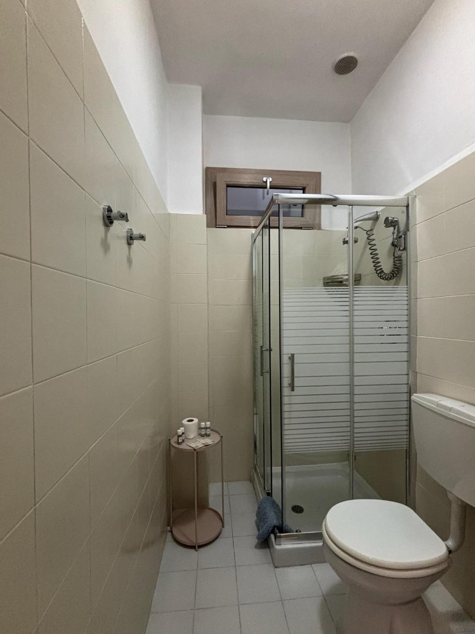 Twin Room with Private External Bathroom - Photo 6