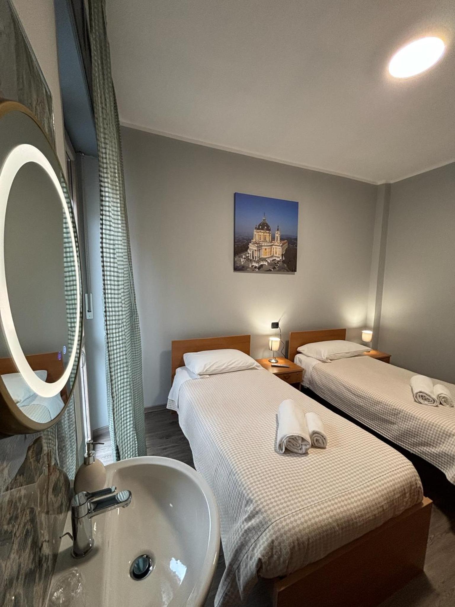 Twin Room with Private External Bathroom - Photo 1