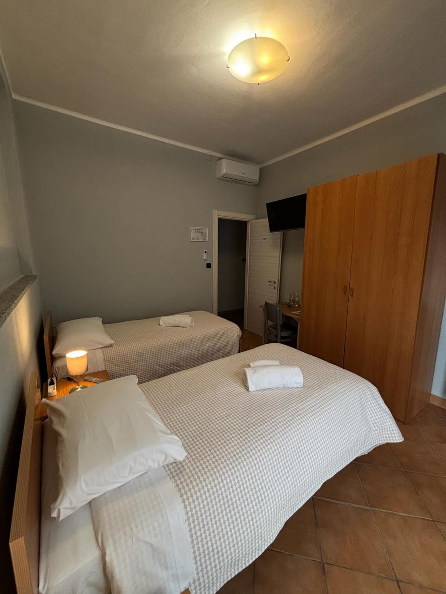 Twin Room with Private External Bathroom - Photo 3