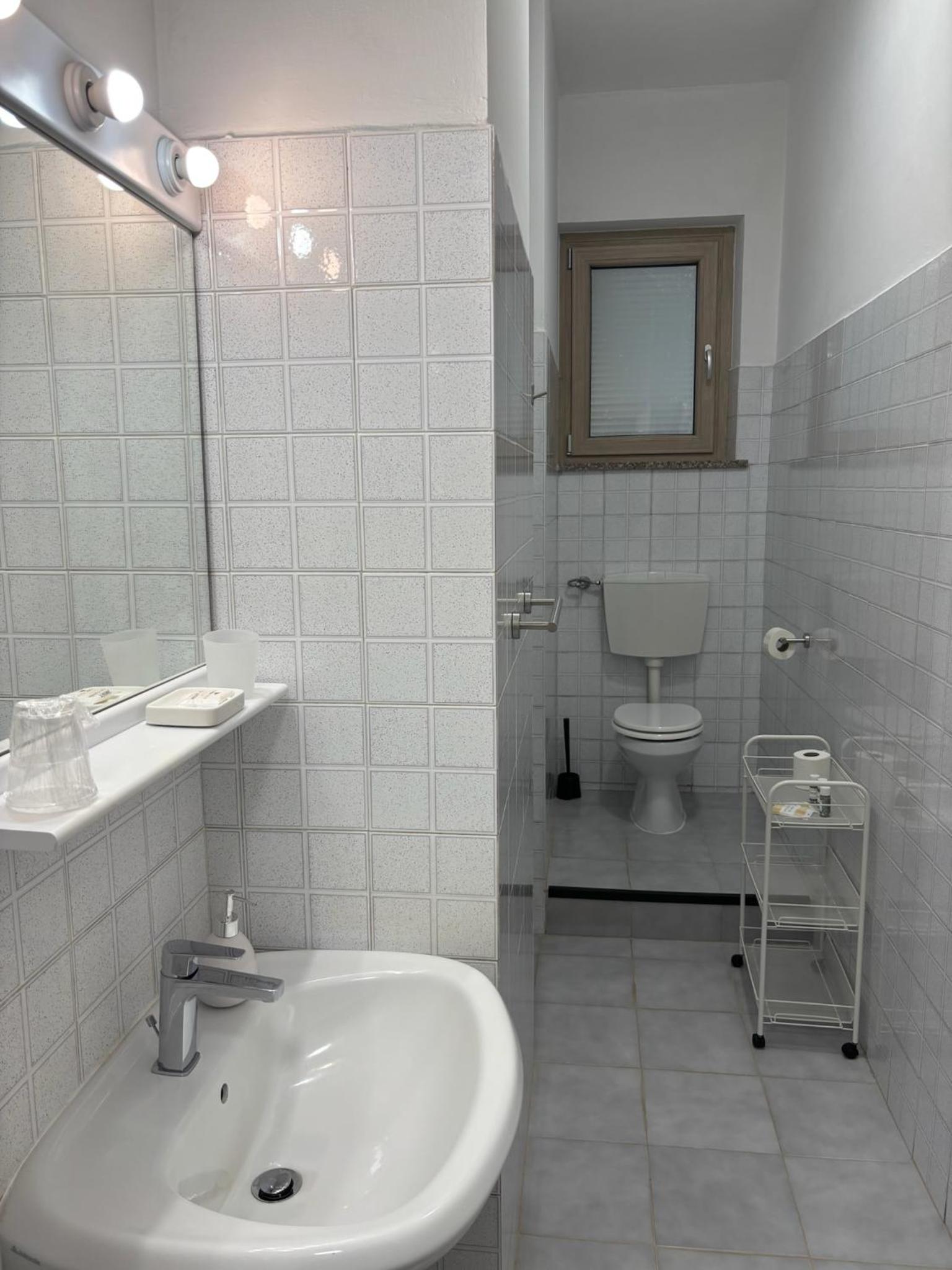 Twin Room with Private External Bathroom - Photo 5