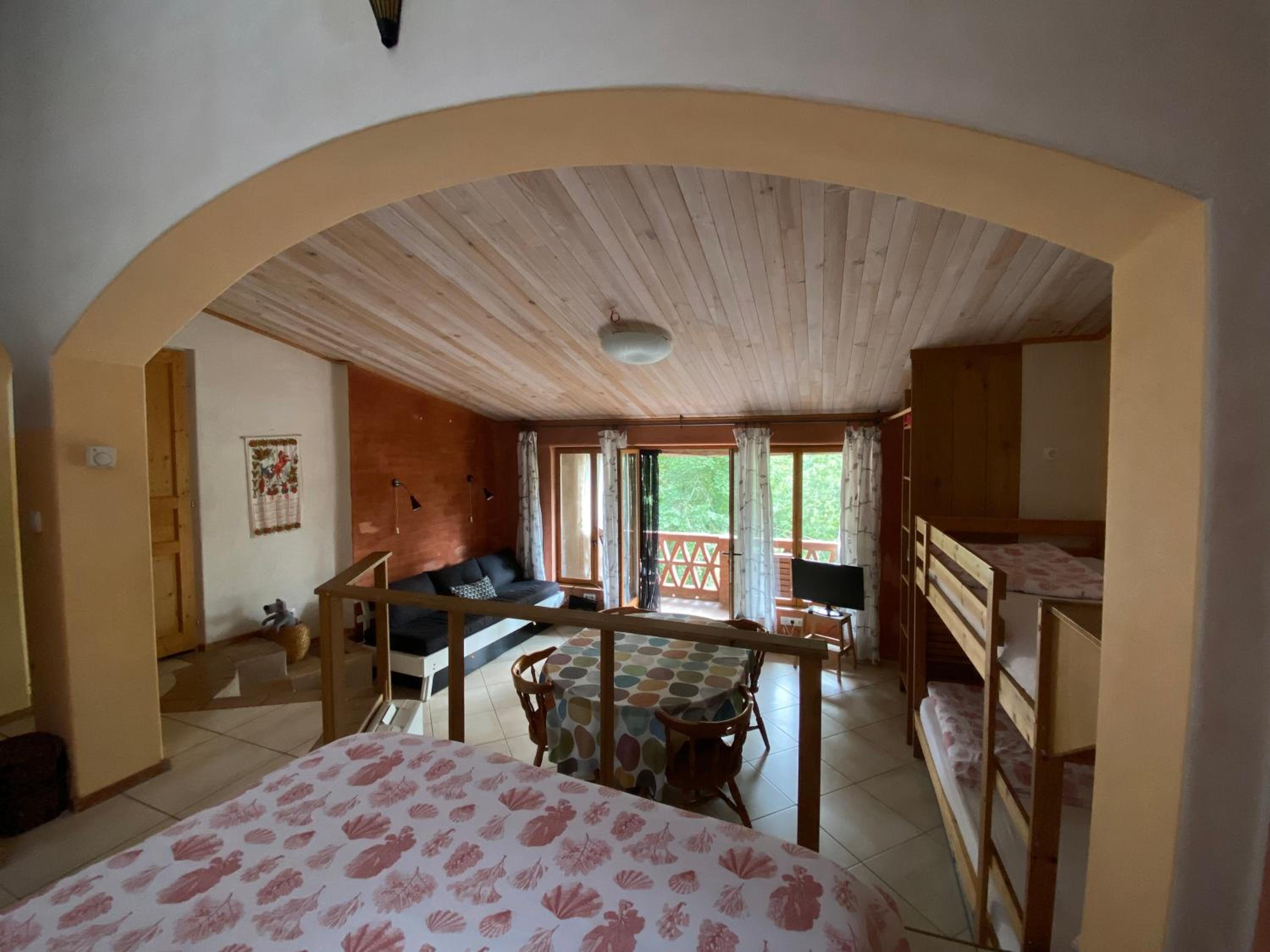 Habitación Familiar con Vista al Jardín