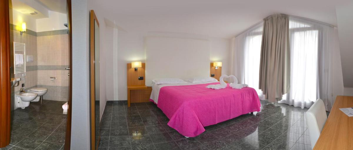 Deluxe Double Room with Balcony - Photo 6