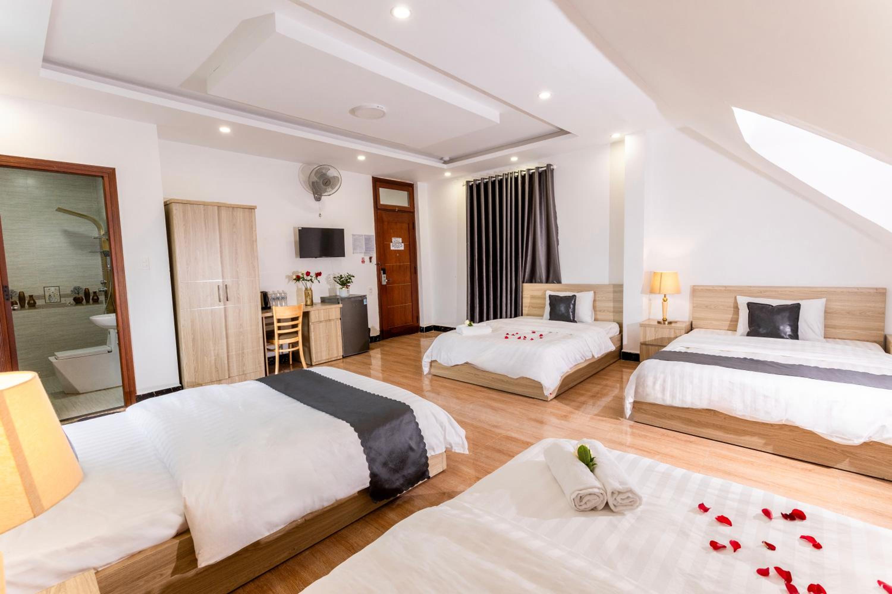 Quadruple Room with Mountain View photo 3