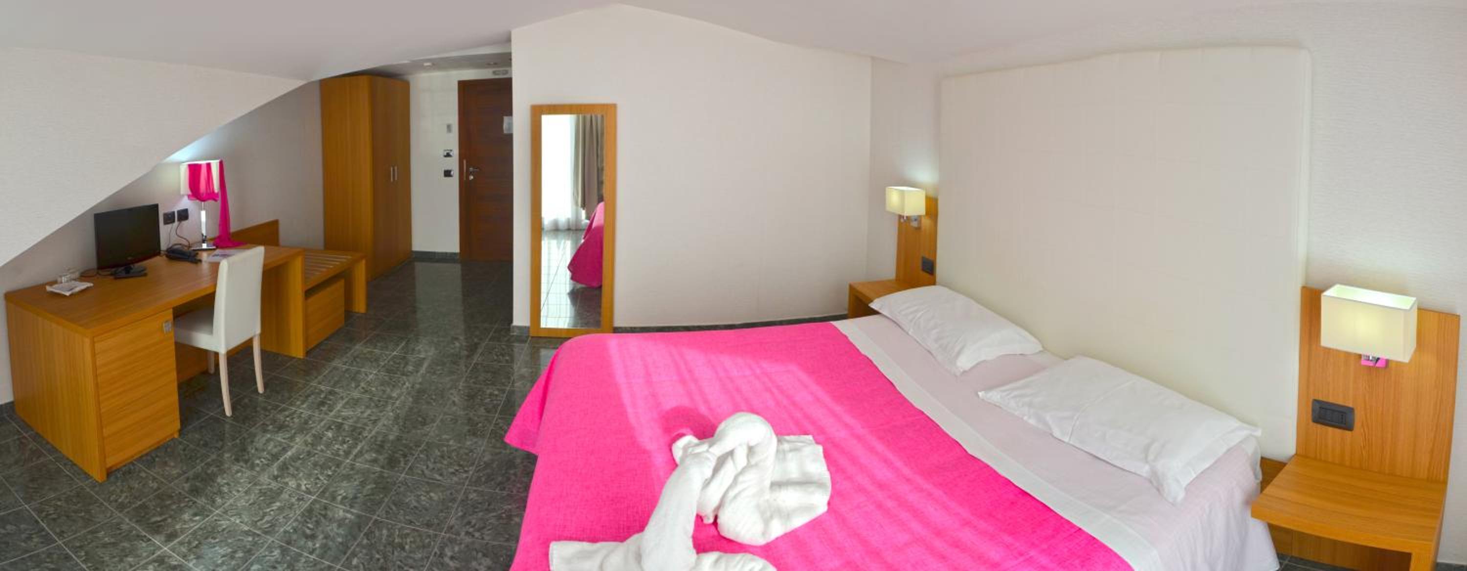 Deluxe Double Room with Balcony - Photo 3