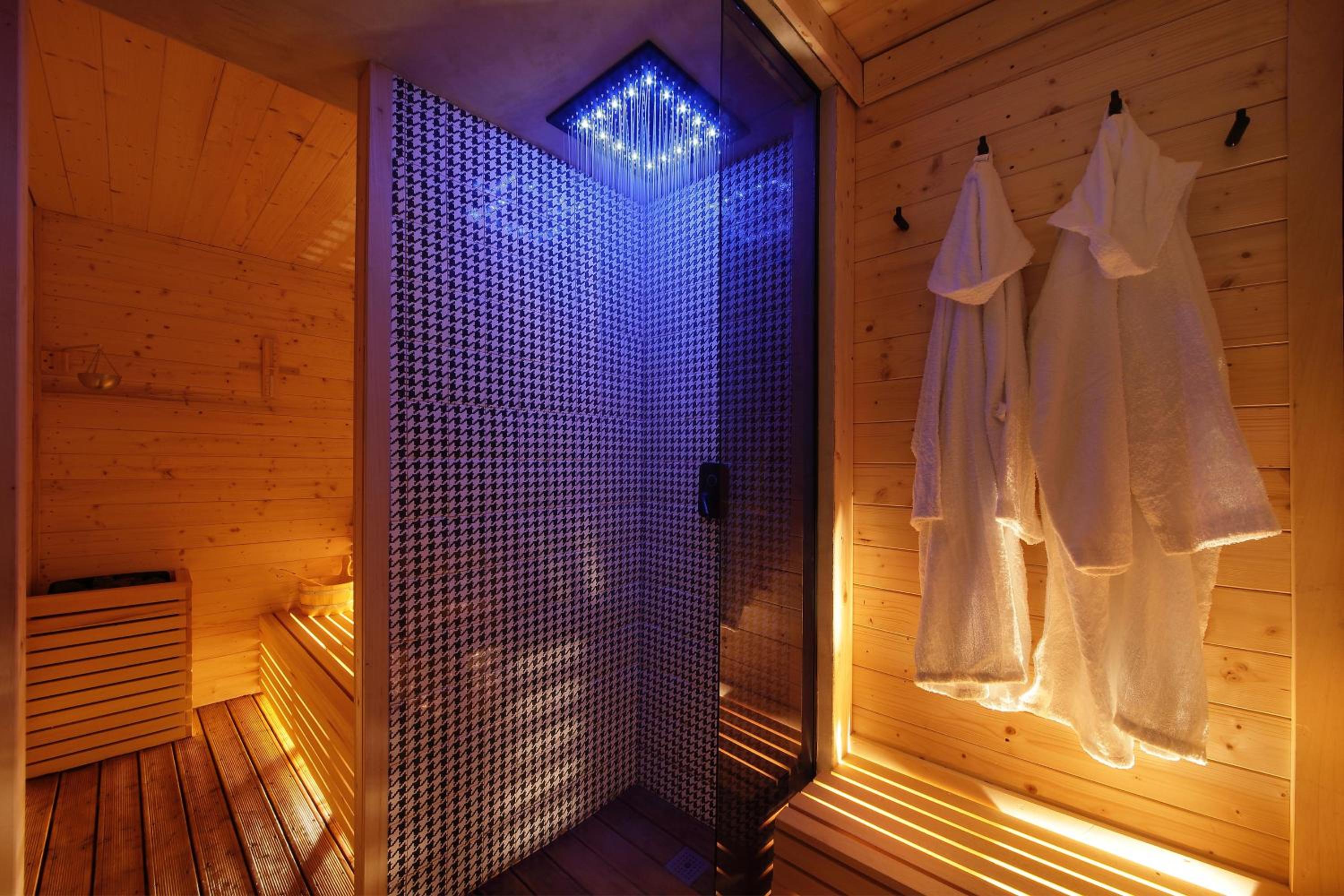 Double Room with Spa Bath - Photo 22