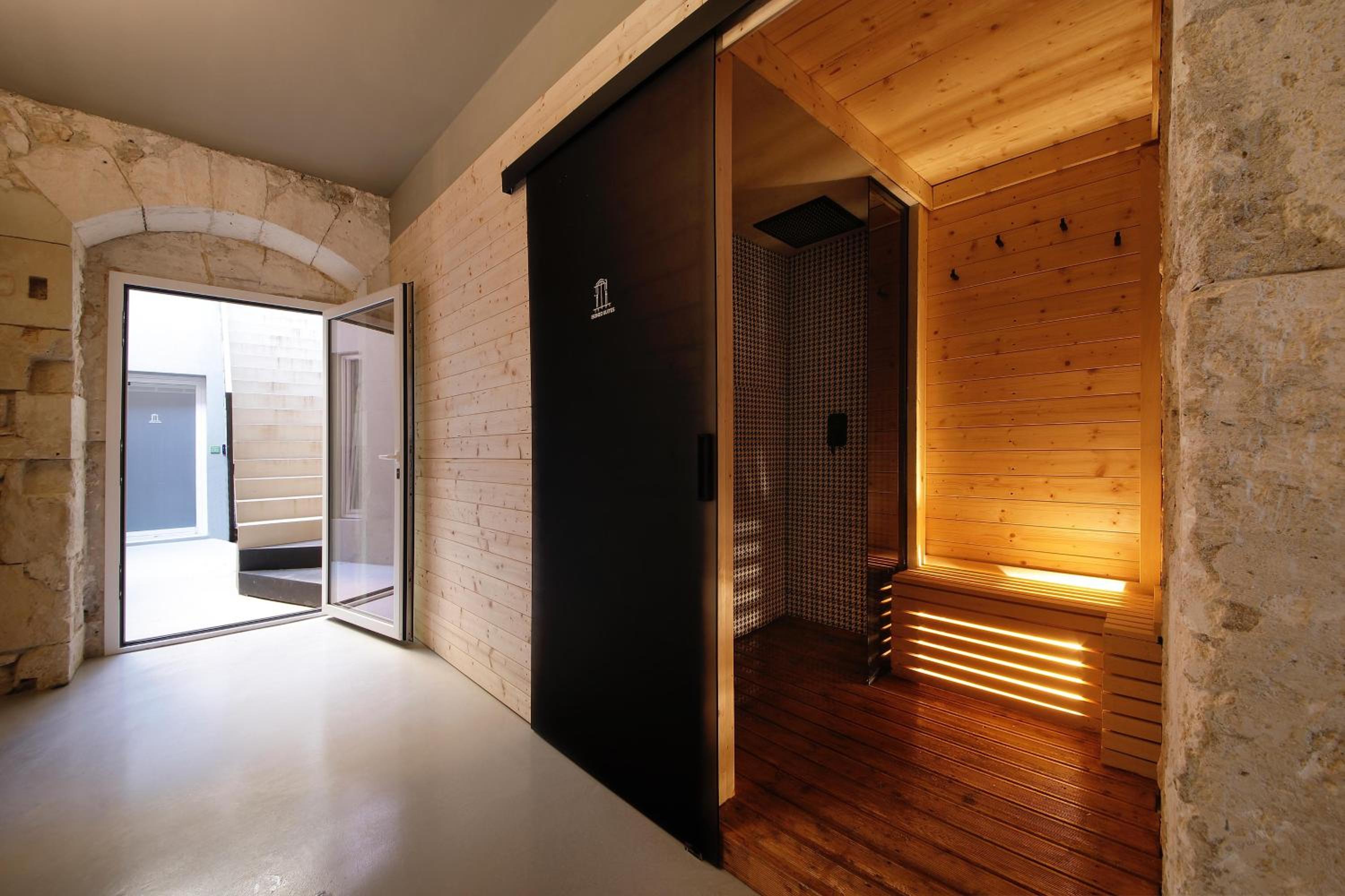 Double Room with Spa Bath - Photo 24