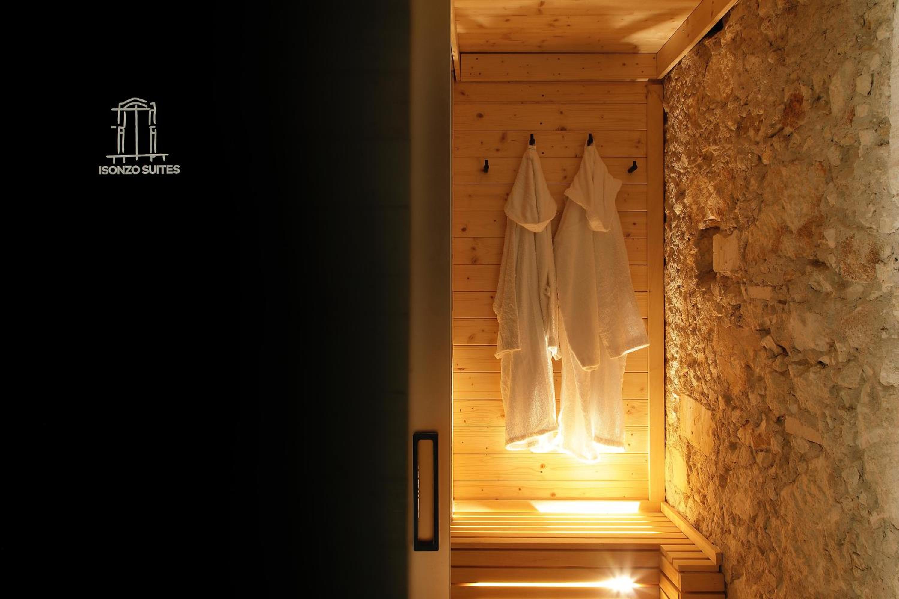 Double Room with Spa Bath - Photo 21