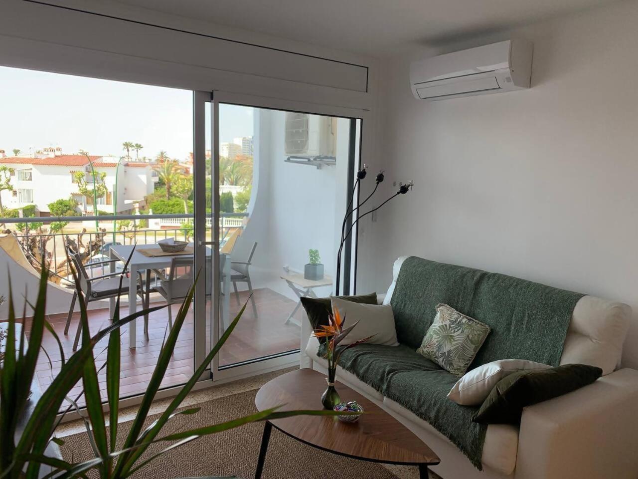 Estudio con vista al mar