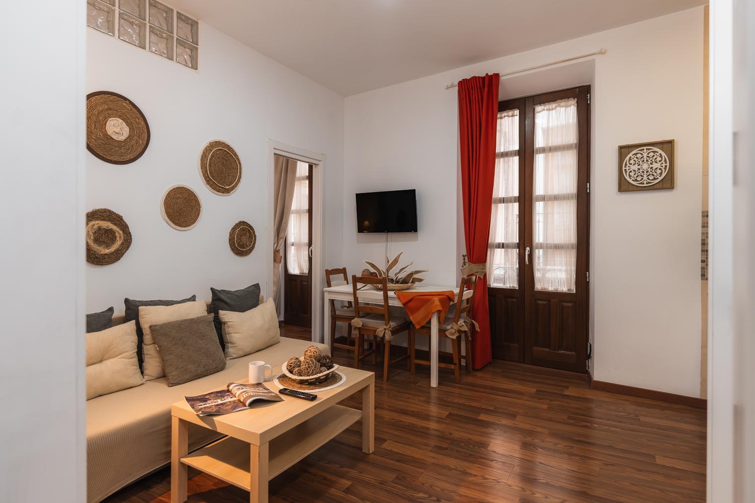 Apartamento de lujo de dos habitaciones con balcón