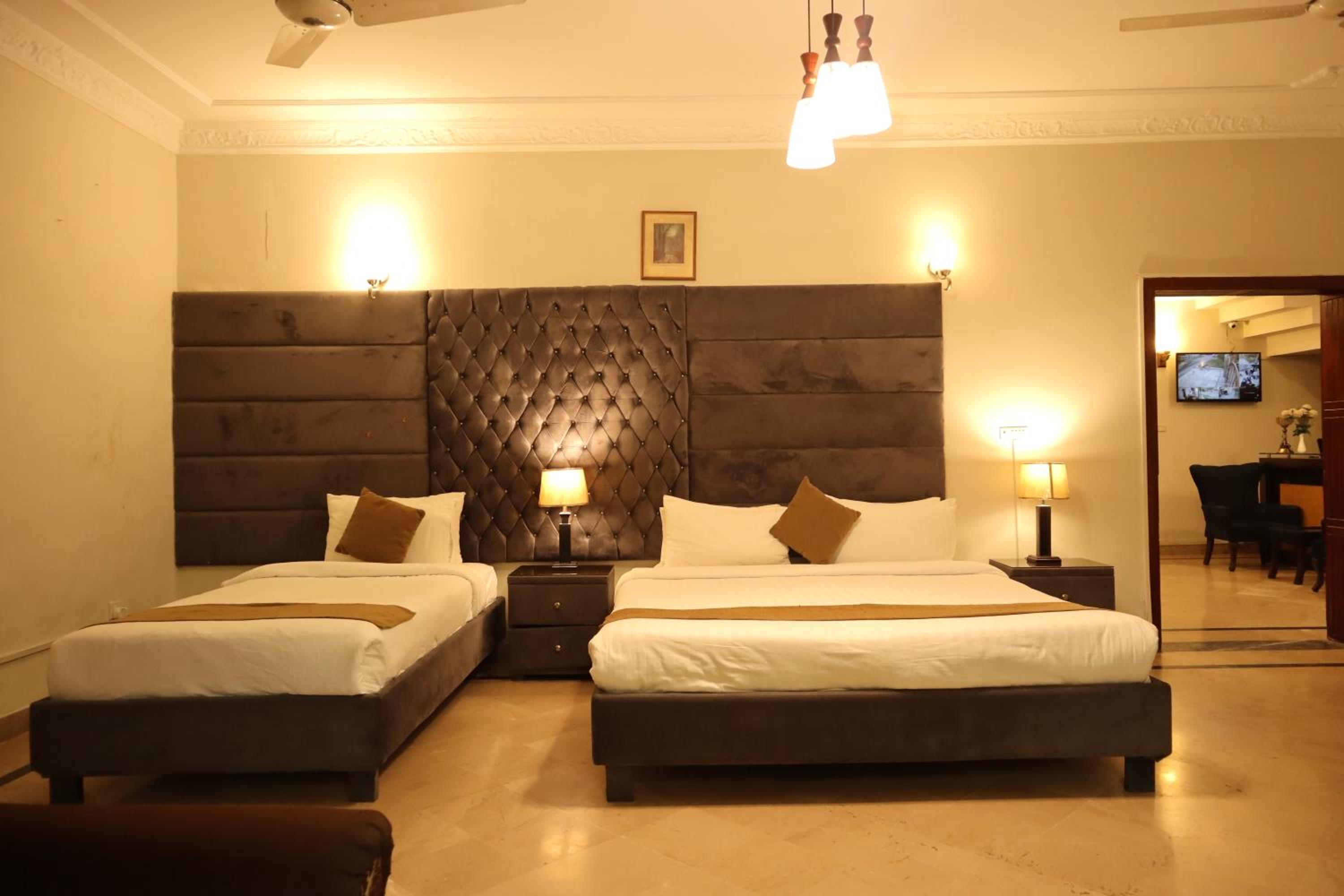 Deluxe Room (2 Adults + 1 Child) photo 1