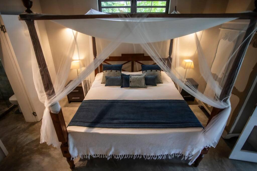 Five-Bedroom House photo 1