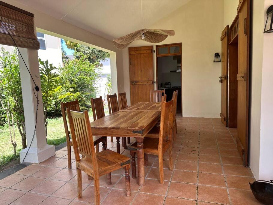 Five-Bedroom House photo 2