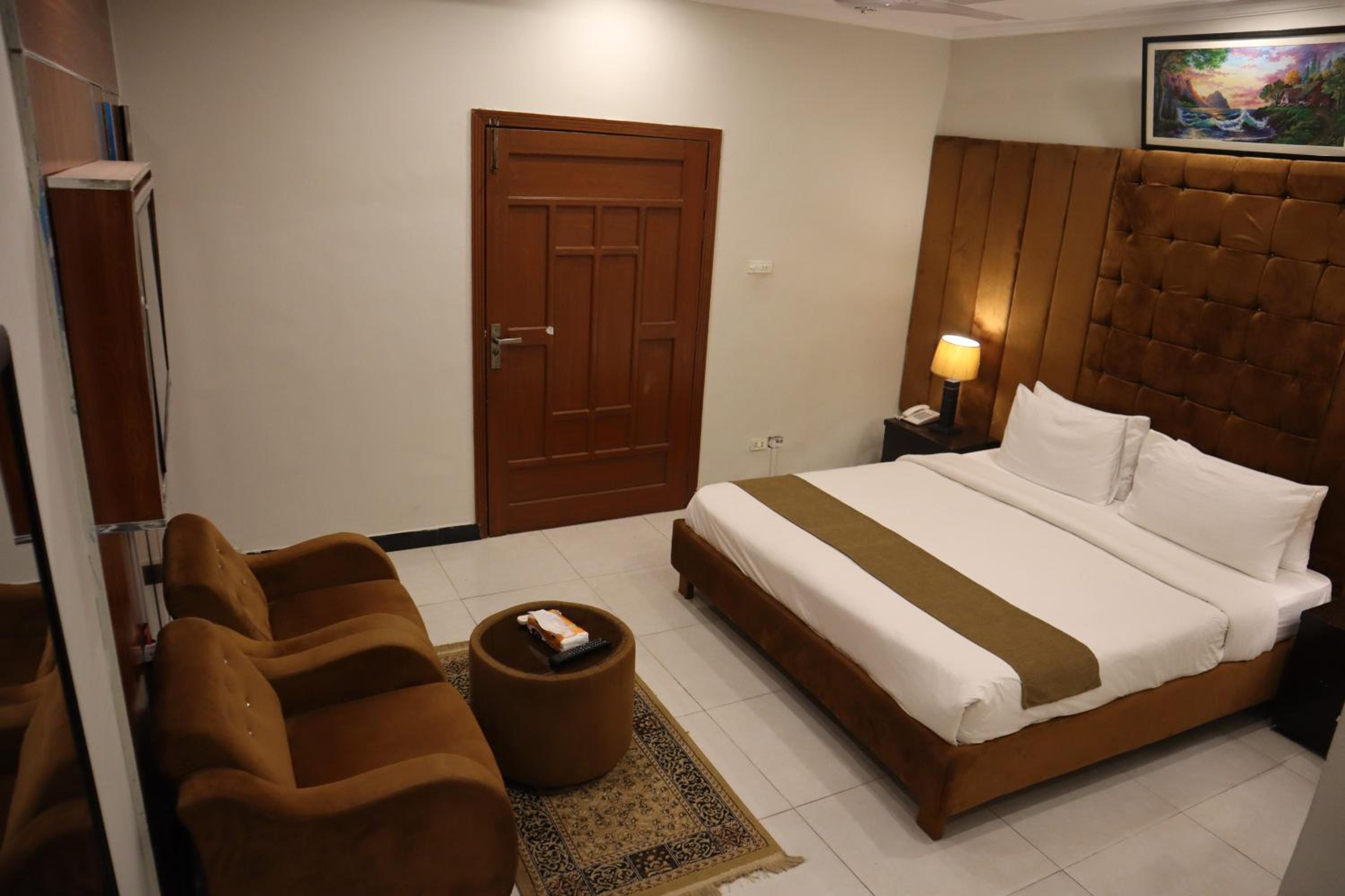 Deluxe Room (2 Adults + 1 Child) photo 3