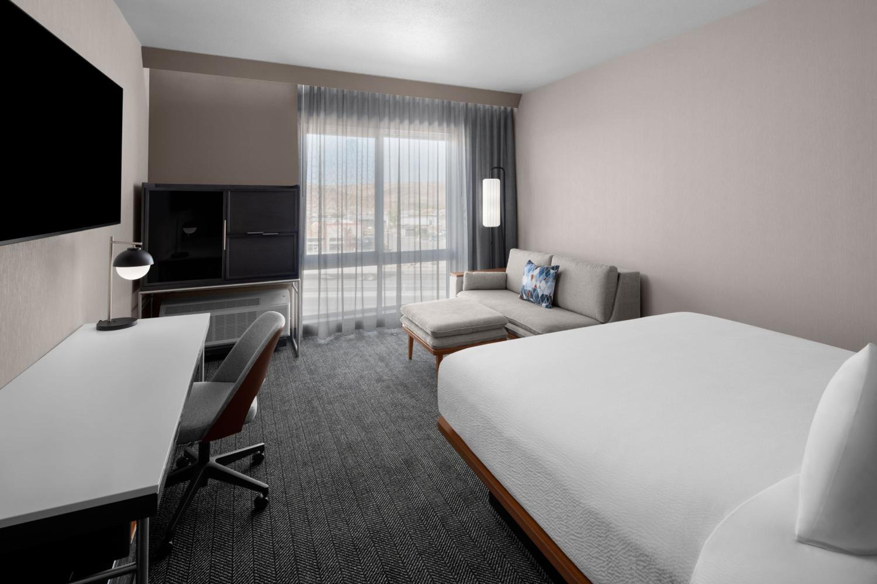 Standard King Room with Sofa Bed - Photo 1