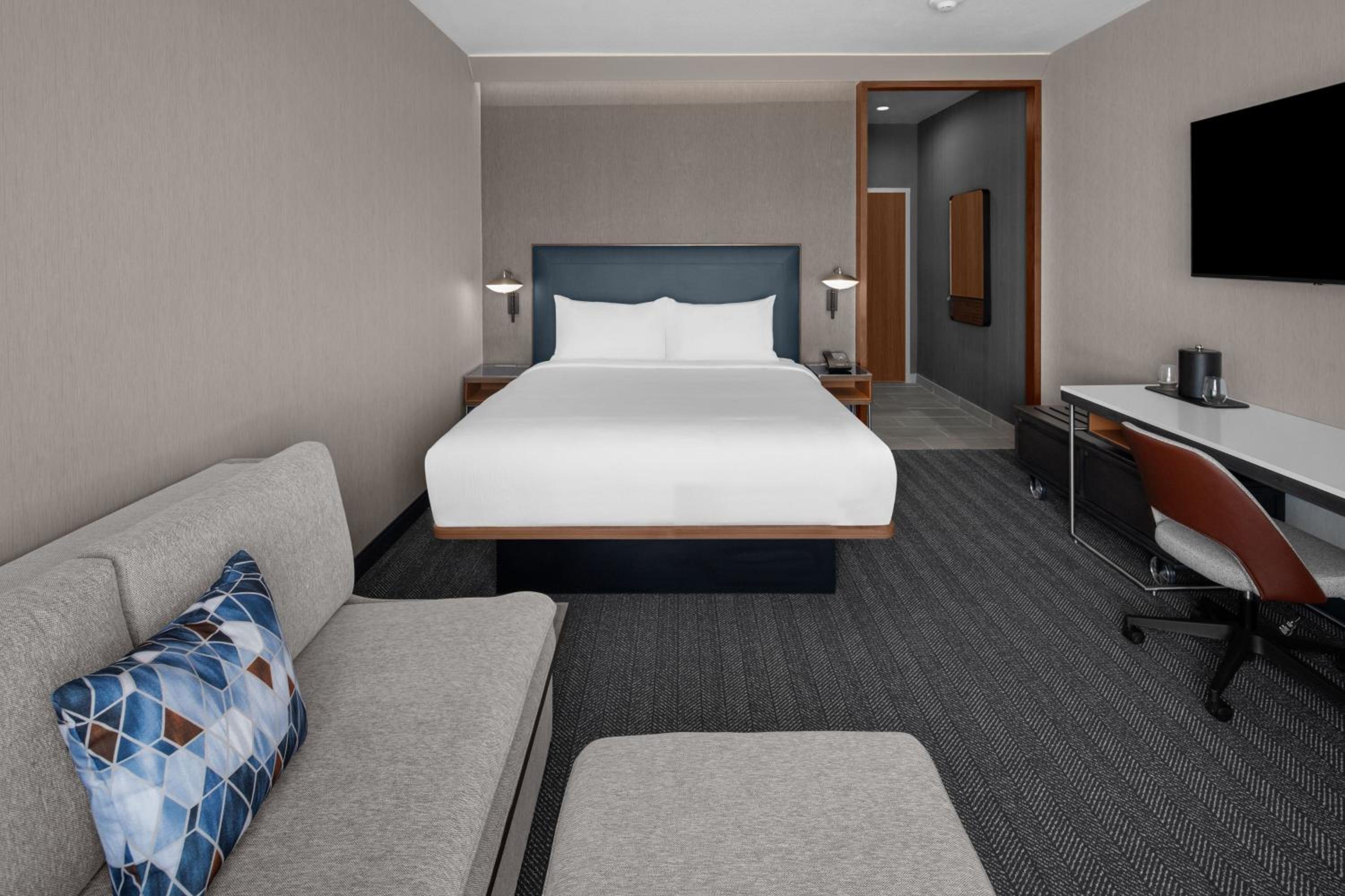 Standard King Room with Sofa Bed - Photo 2