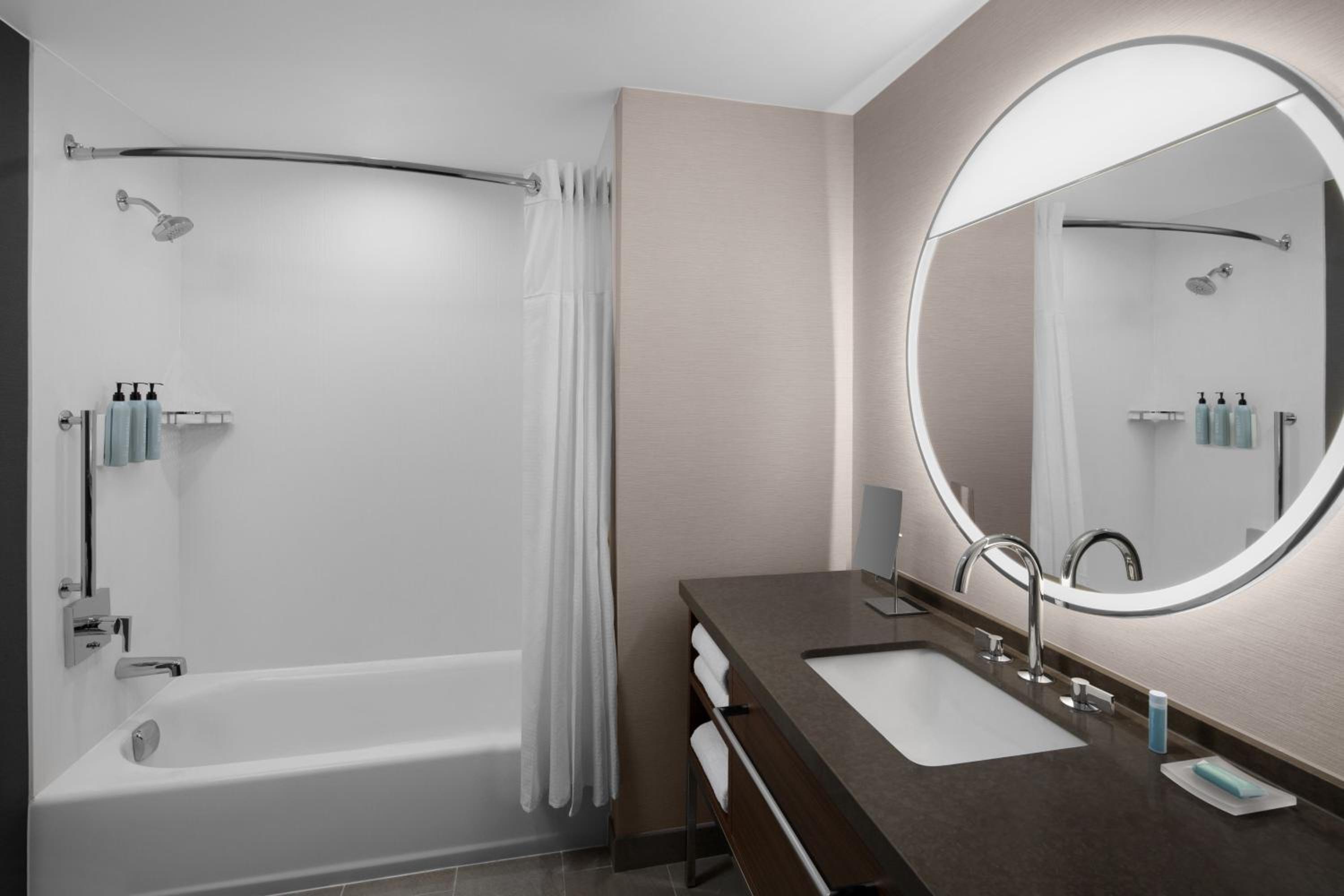 Standard Queen Room with Two Queen Beds - Photo 2