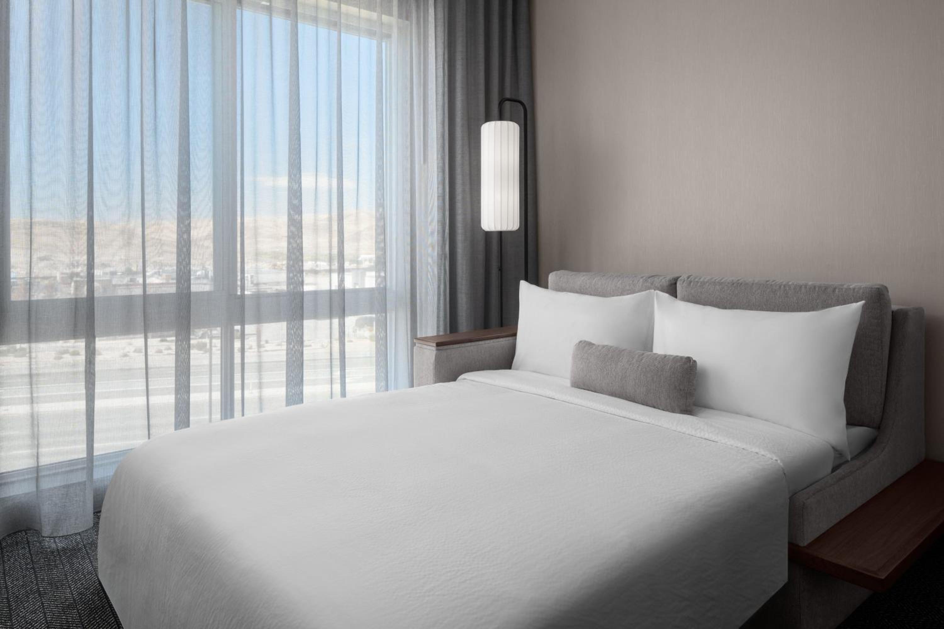 Standard King Room with Sofa Bed - Photo 4