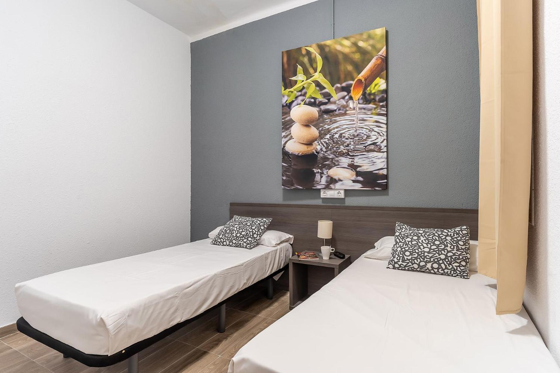 Three-Bedroom Apartment (Interior-facing) photo 3
