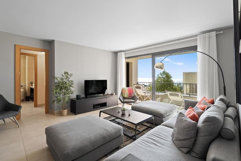Apartamento de dos habitaciones con vista parcial al mar.