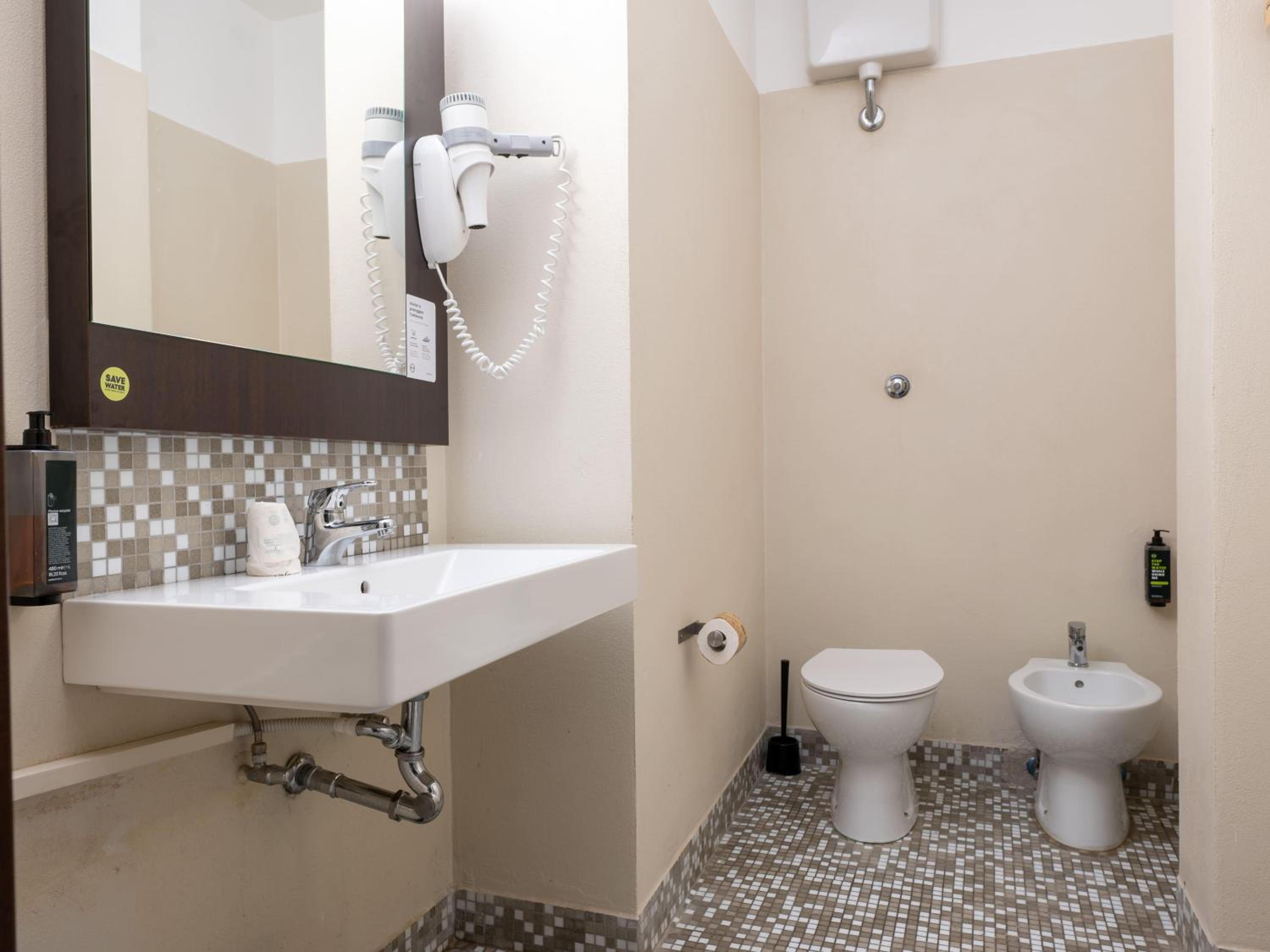 Double Room - Photo 7