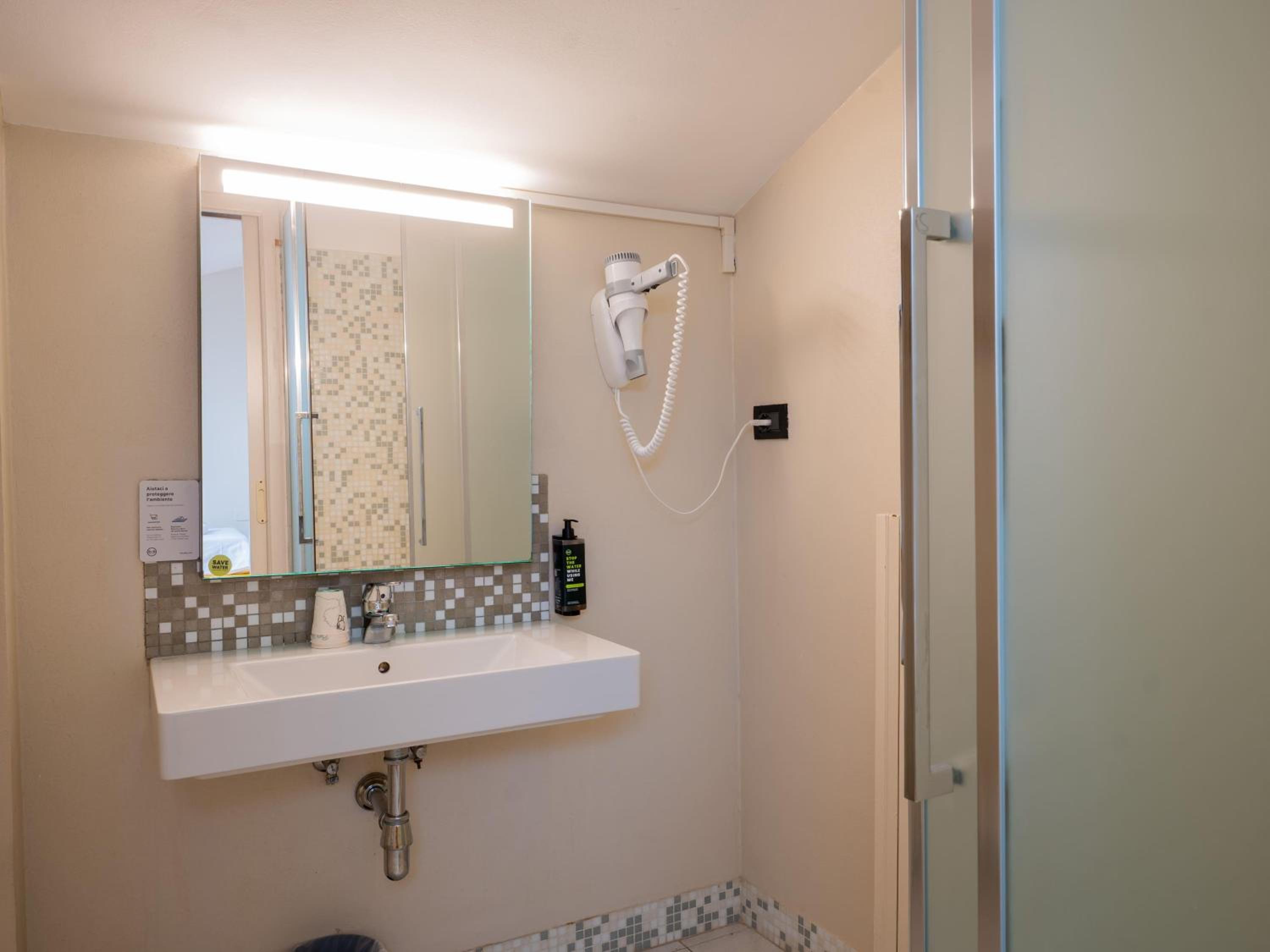 Economy Triple Room - Photo 4